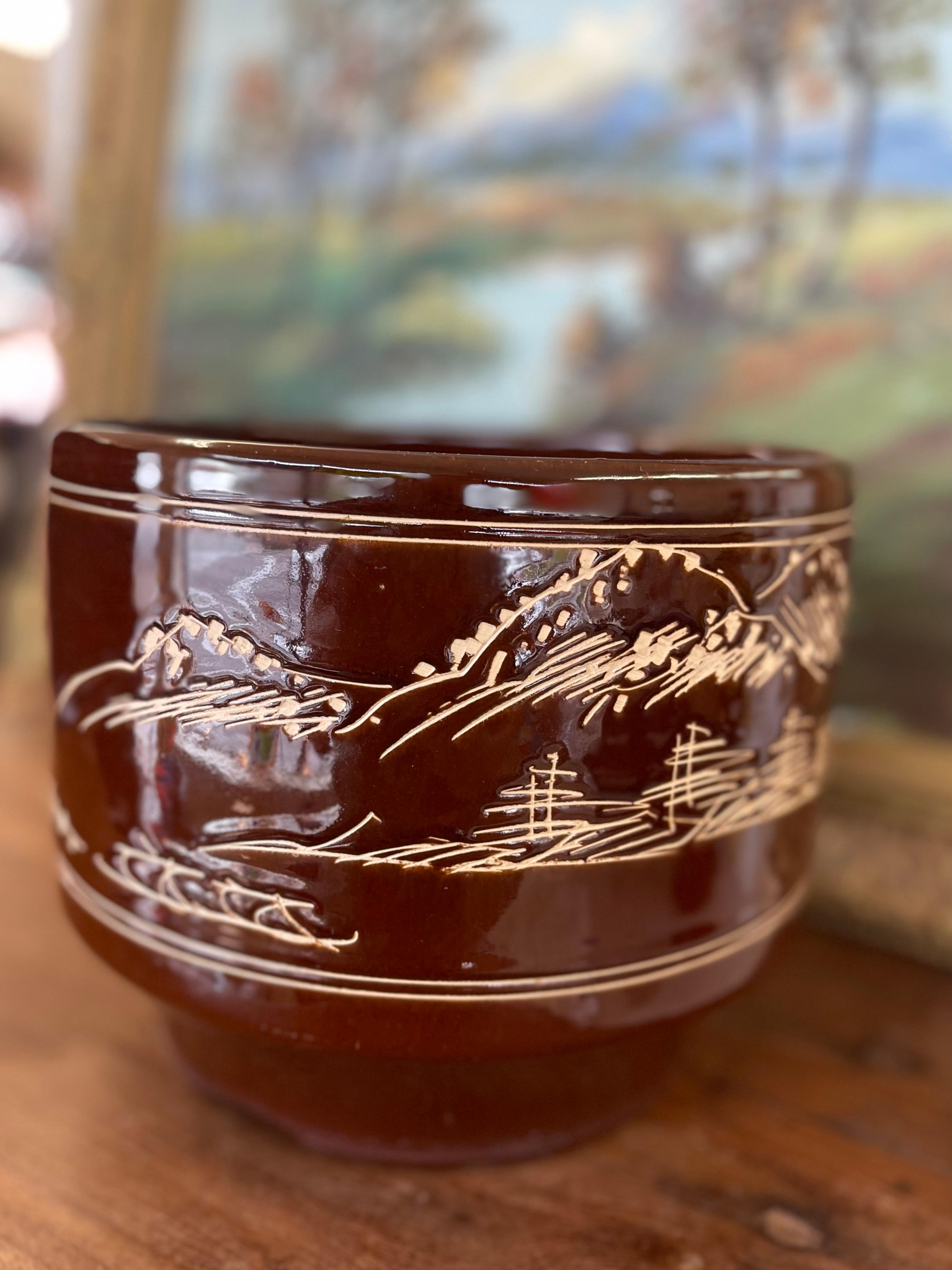 Asiatisch inspiriertes Pflanzgefäß aus glasierter Keramik mit handgeschnitzter Landschaft, Mitte des Jahrhunderts. (Mitte des 20. Jahrhunderts) im Angebot