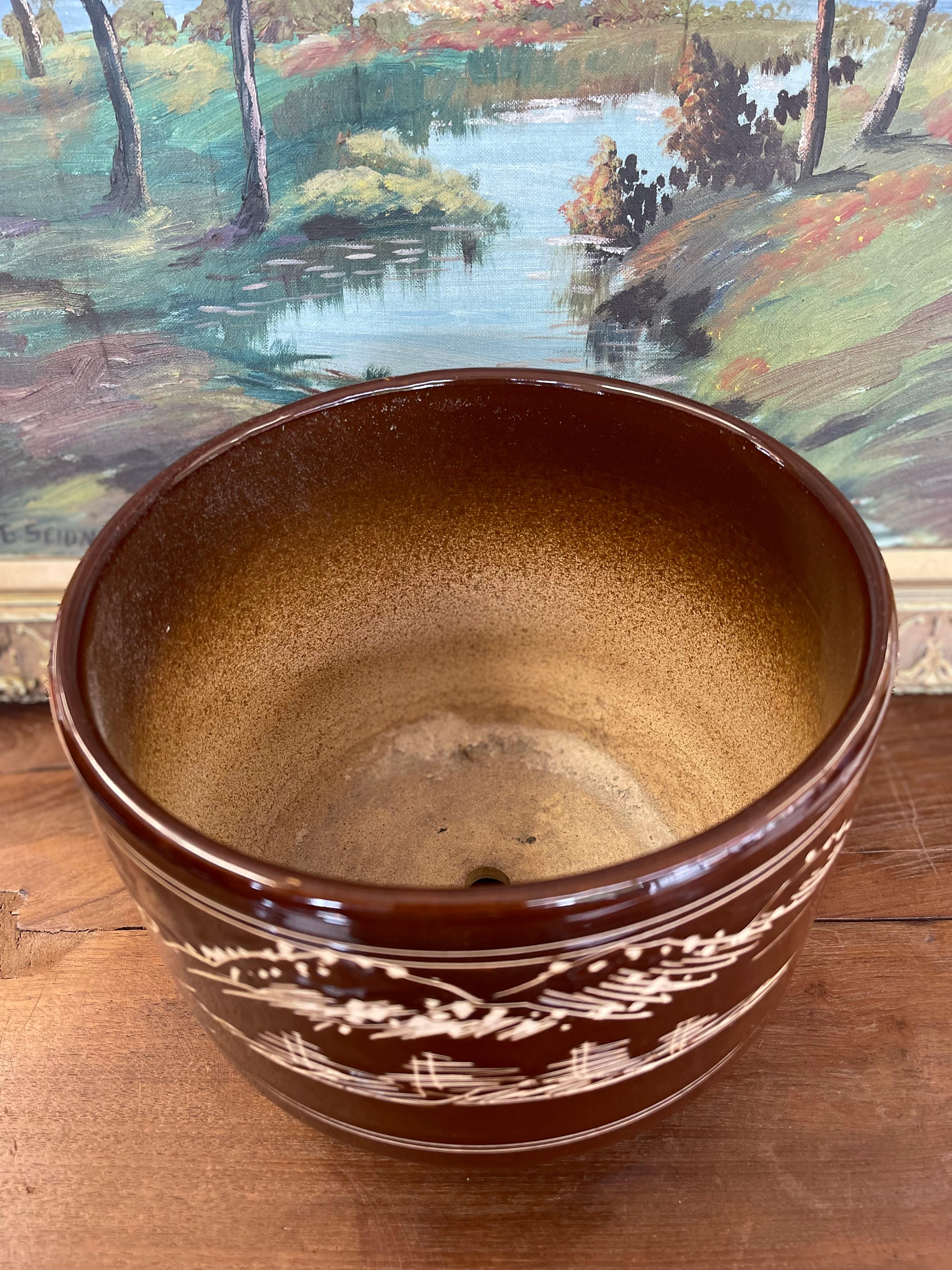 Asiatisch inspiriertes Pflanzgefäß aus glasierter Keramik mit handgeschnitzter Landschaft, Mitte des Jahrhunderts. im Angebot 3
