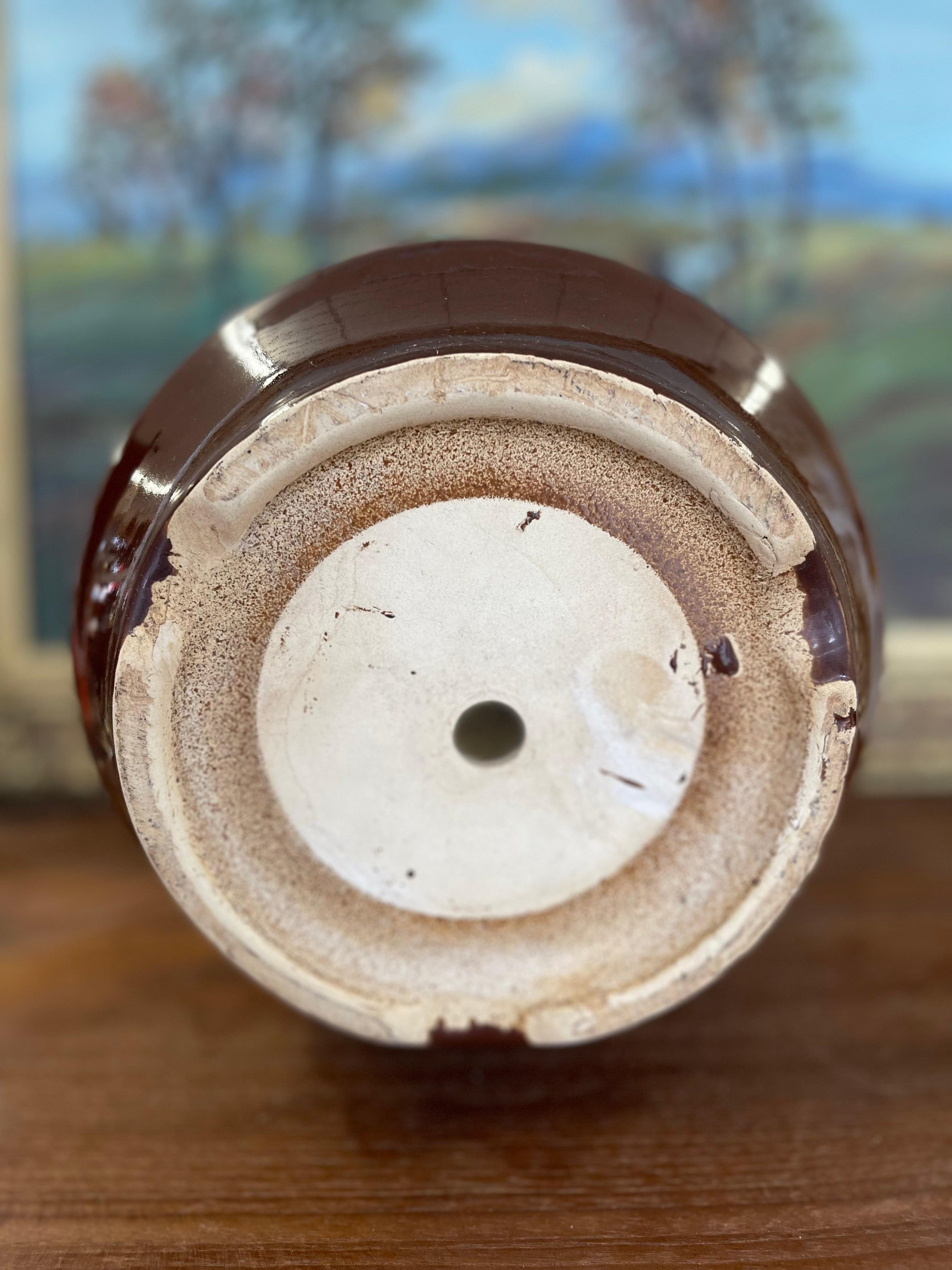 Asiatisch inspiriertes Pflanzgefäß aus glasierter Keramik mit handgeschnitzter Landschaft, Mitte des Jahrhunderts. im Angebot 4