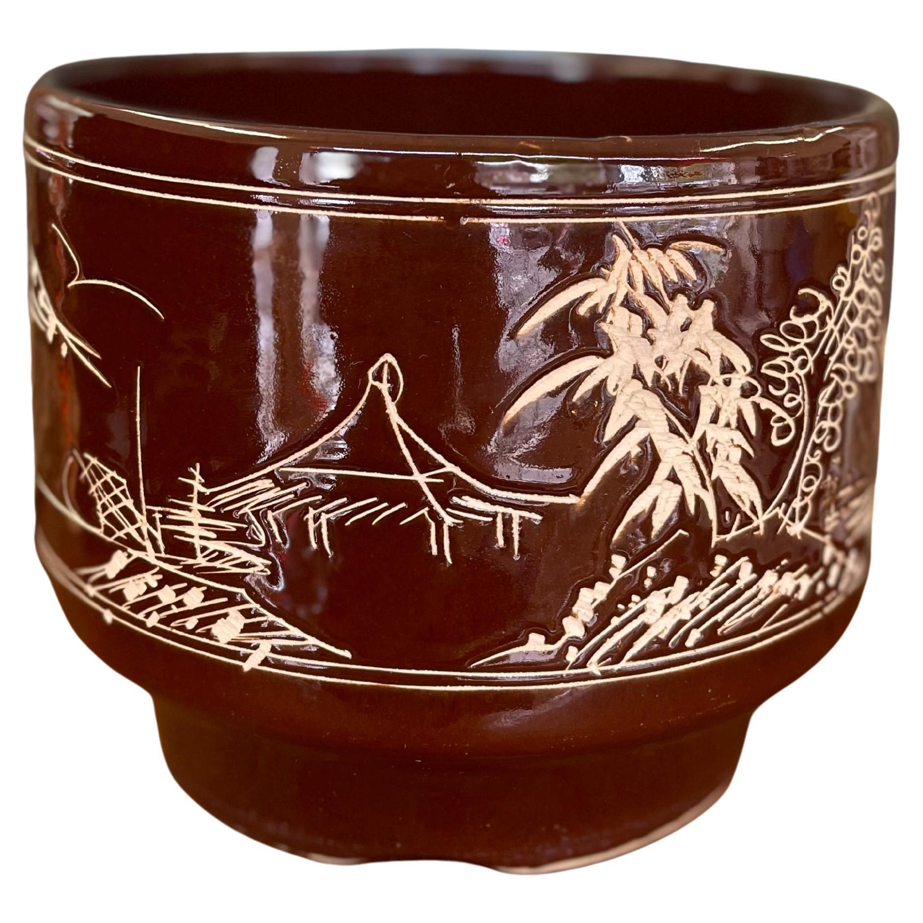 Asiatisch inspiriertes Pflanzgefäß aus glasierter Keramik mit handgeschnitzter Landschaft, Mitte des Jahrhunderts. im Angebot