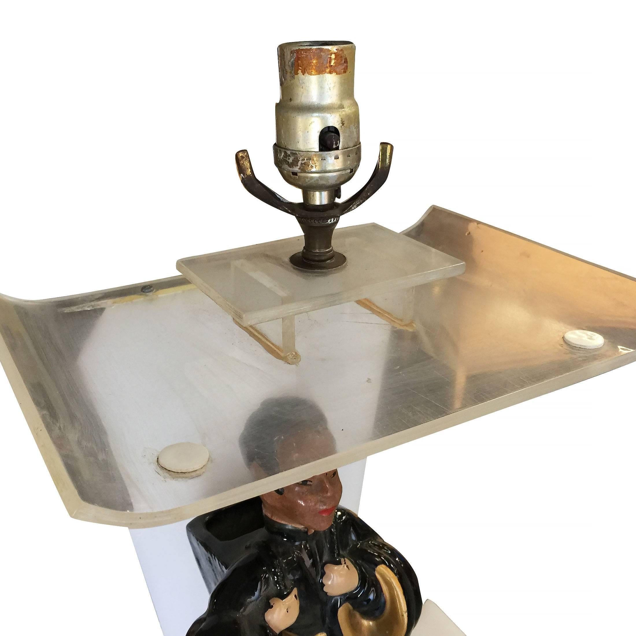 Metà XX secolo Lampada scultorea in lucite di ispirazione asiatica del Medioevo di Moss in vendita