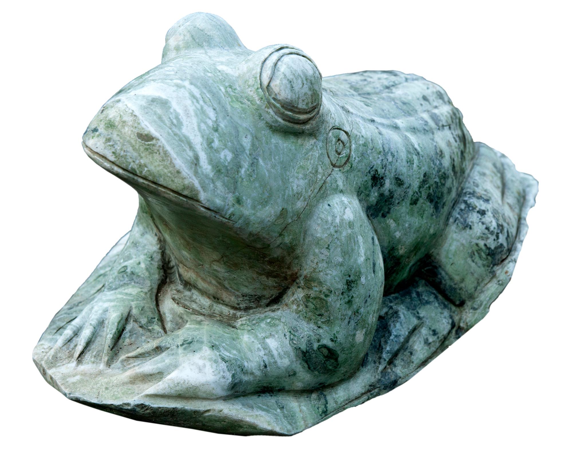Jadeit-Frosch ist undurchsichtig und matt, handgeschnitzt aus der wertvollsten Jadeart, mit Farbvariationen von blassem Weiß bis tiefem Schwarzgrün. Der Frosch sitzt auf umgeklappten Hinterbeinen und hat große Augen und einen nach unten gerichteten