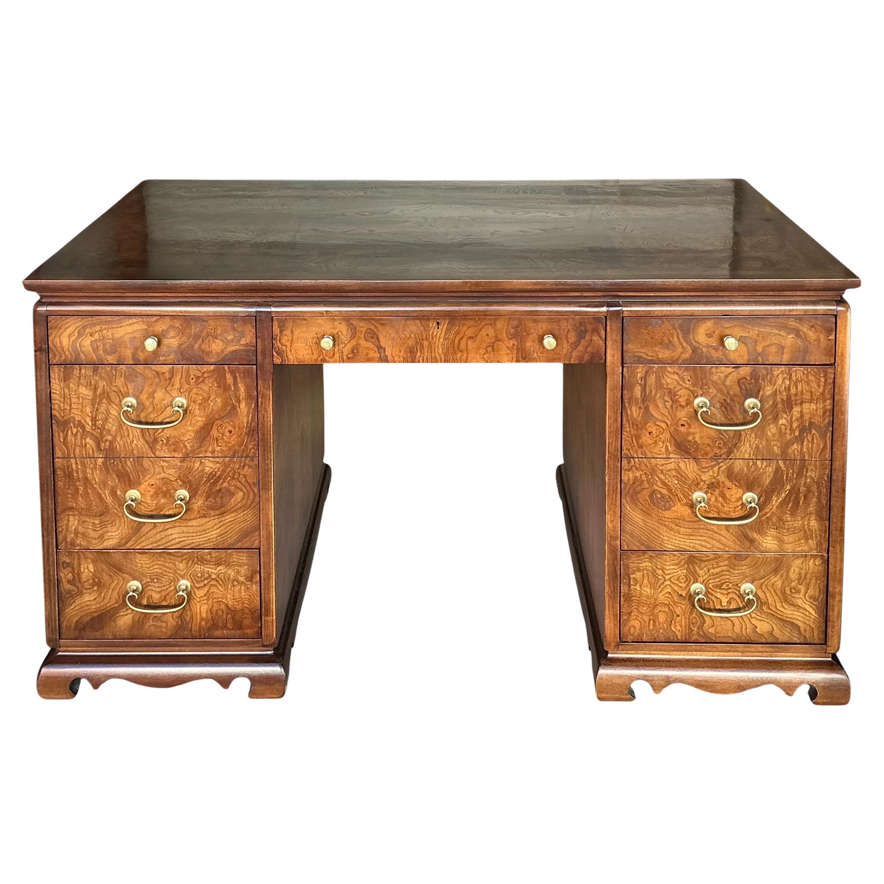 Il s'agit d'un bureau moderne asiatique en bois de ronce datant du milieu du siècle, fabriqué par Lane Furniture. Il est construit en queue d'aronde et est marqué dans le tiroir. Les tiroirs comprennent un tiroir classeur. L'ouverture pour une
