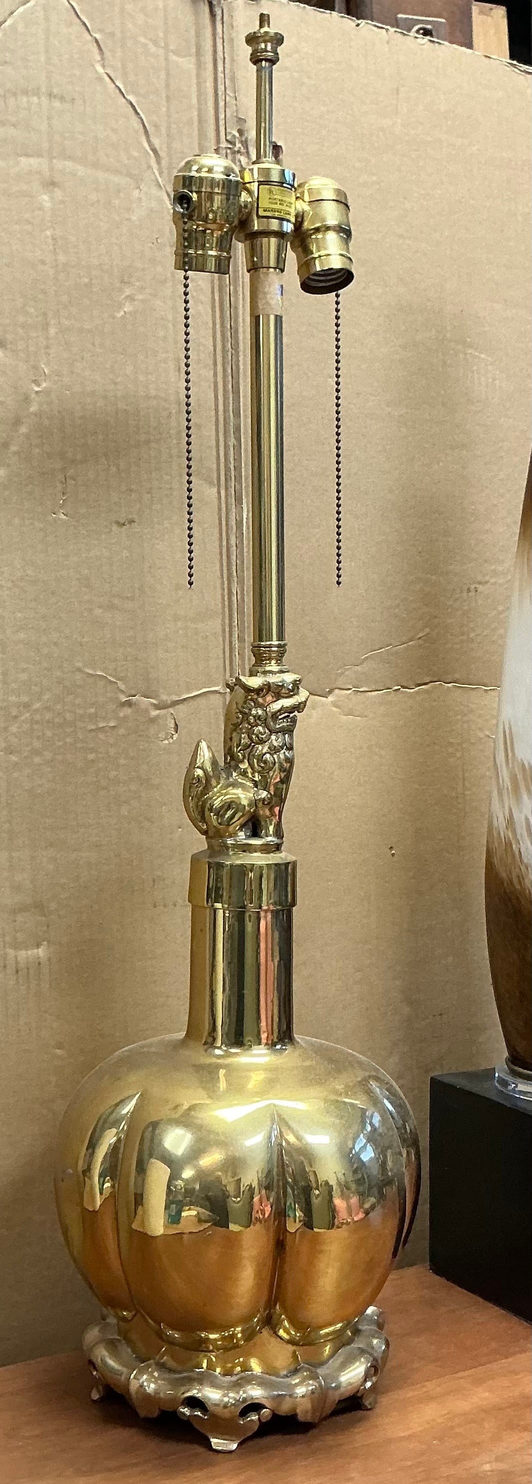 Se trata de una llamativa lámpara de latón macizo de The Marbro Lamp Company que representa a un perro foo encaramado a un tarro o jarrón de jengibre. Está marcado y en muy buen estado. 