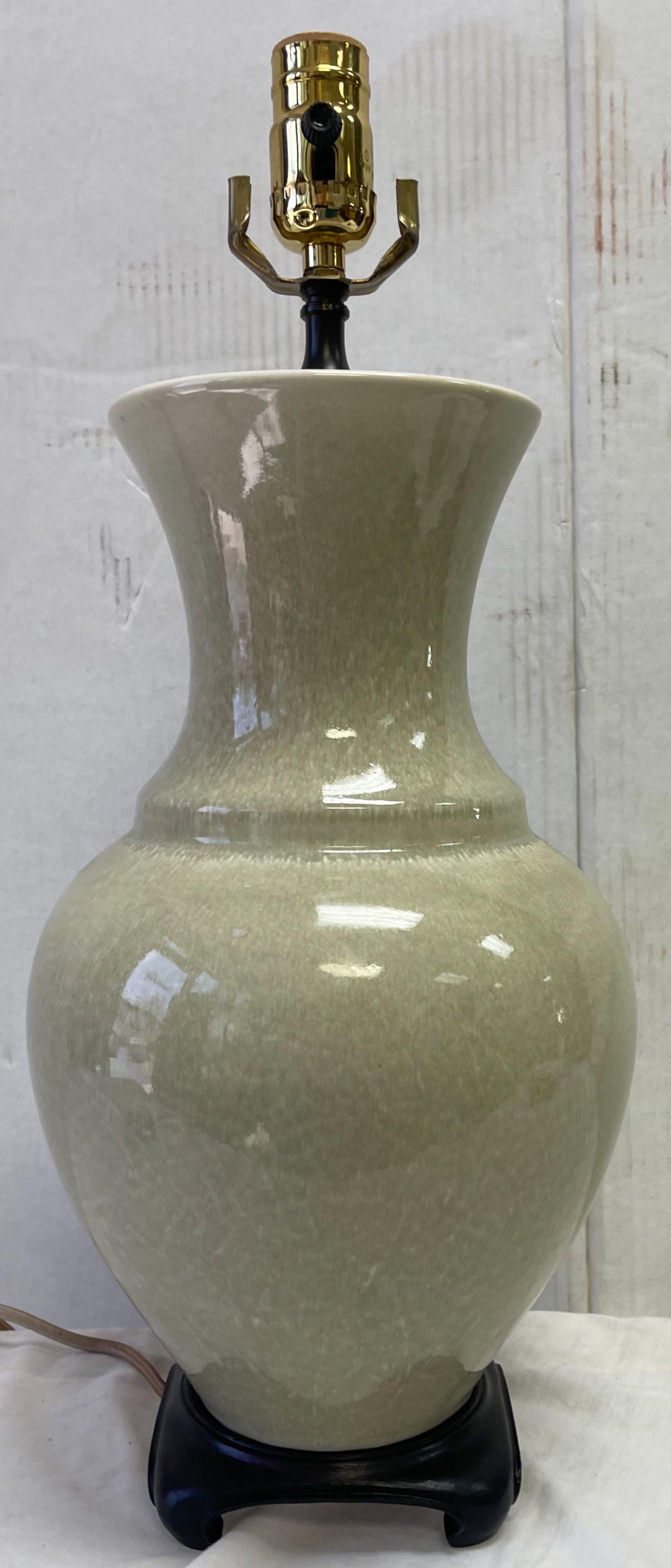 Mid-Century Asiatische Crackle-Glasur Celadon-Tischlampen Att. Paul Hanson, Paar im Zustand „Gut“ im Angebot in Kennesaw, GA
