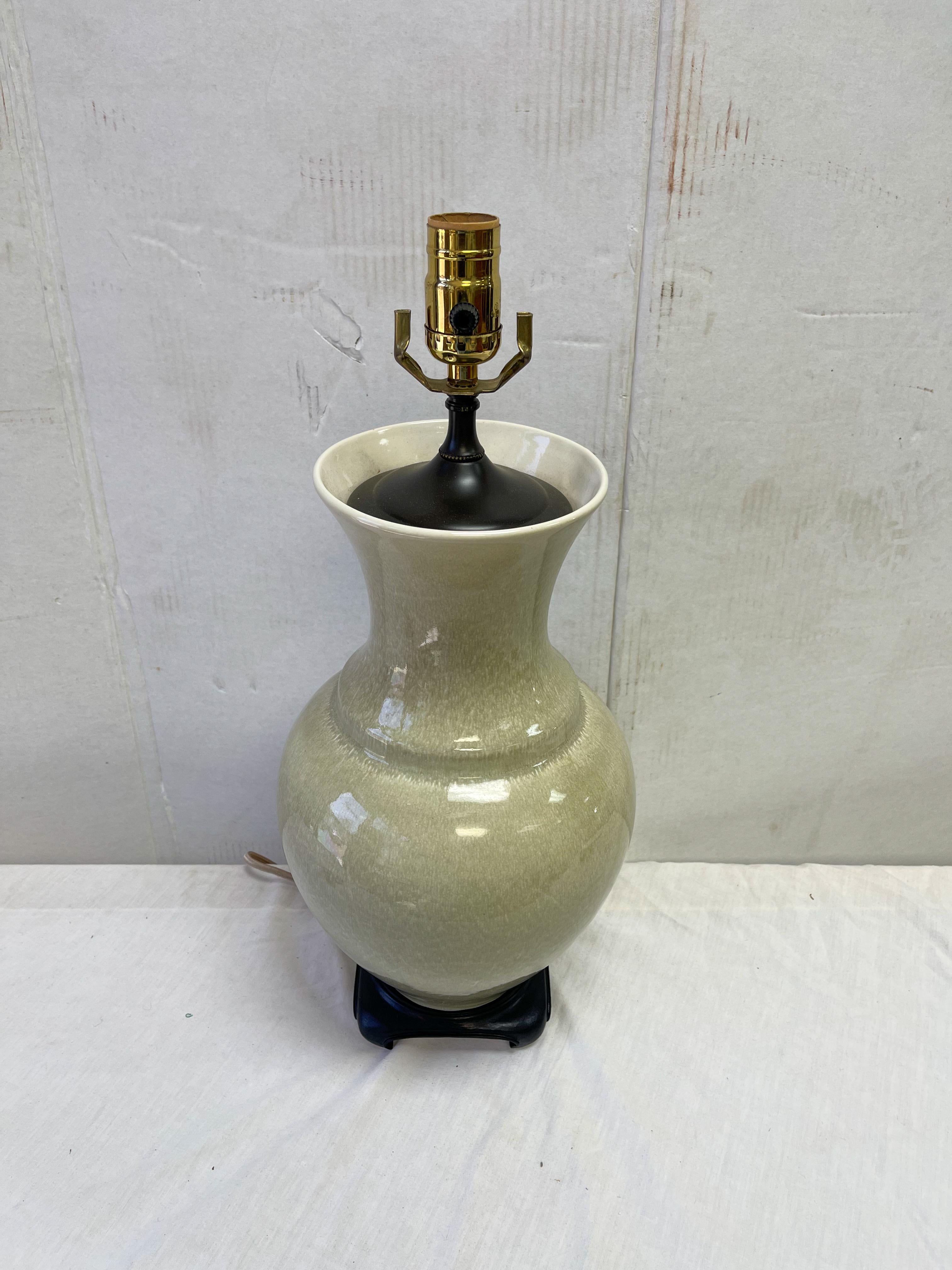 Mid-Century Asiatische Crackle-Glasur Celadon-Tischlampen Att. Paul Hanson, Paar (20. Jahrhundert) im Angebot