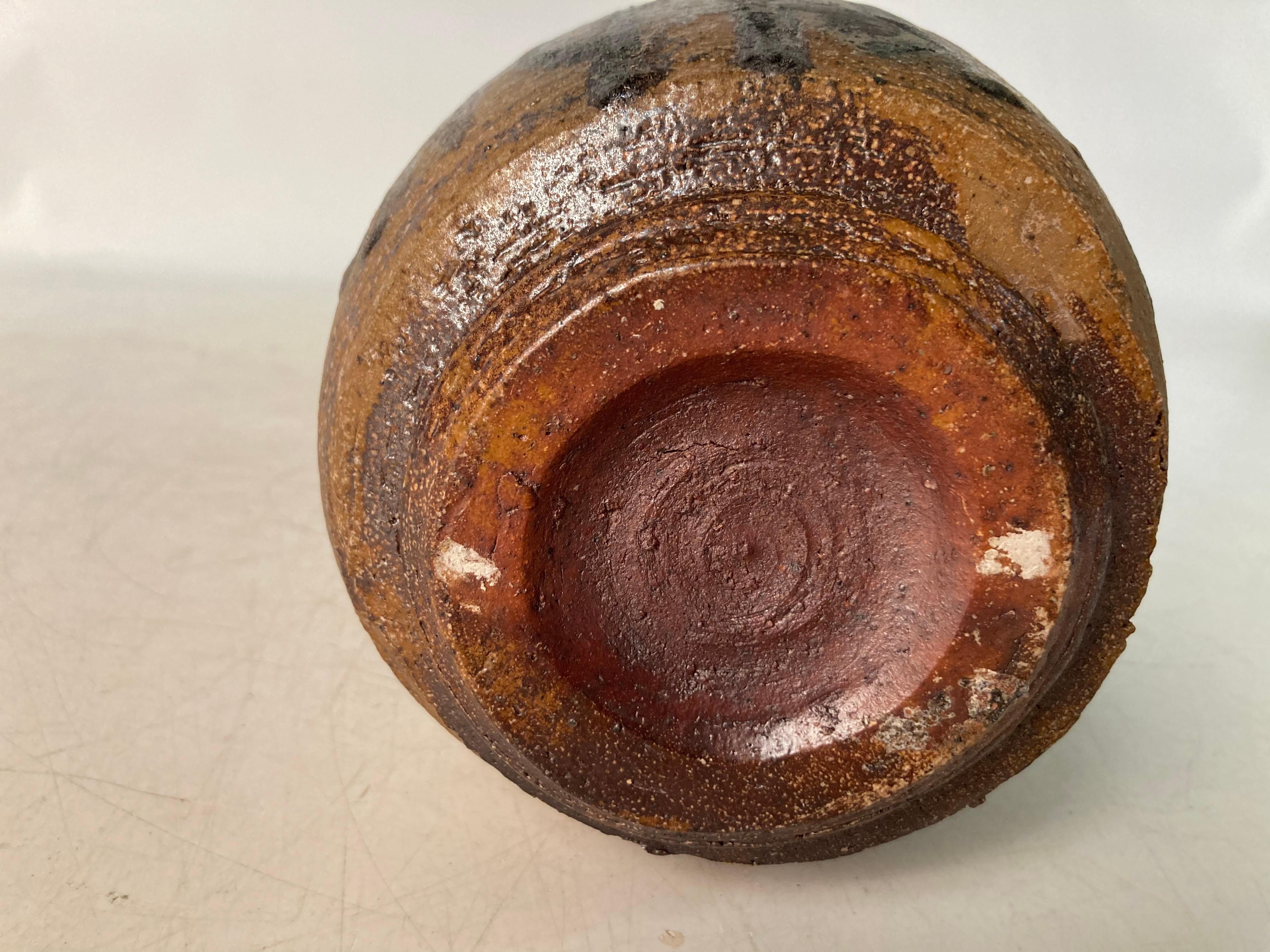 Ein feines asiatisches Gefäß in Form eines Wasserkanisters aus der Mitte des Jahrhunderts mit einer starken abstrakten Musterung, Henkeln, einer breiten Öffnung und einer Glasur im Raku-Stil. Solides Gefühl mit einer feinen Erdigkeit, elementare