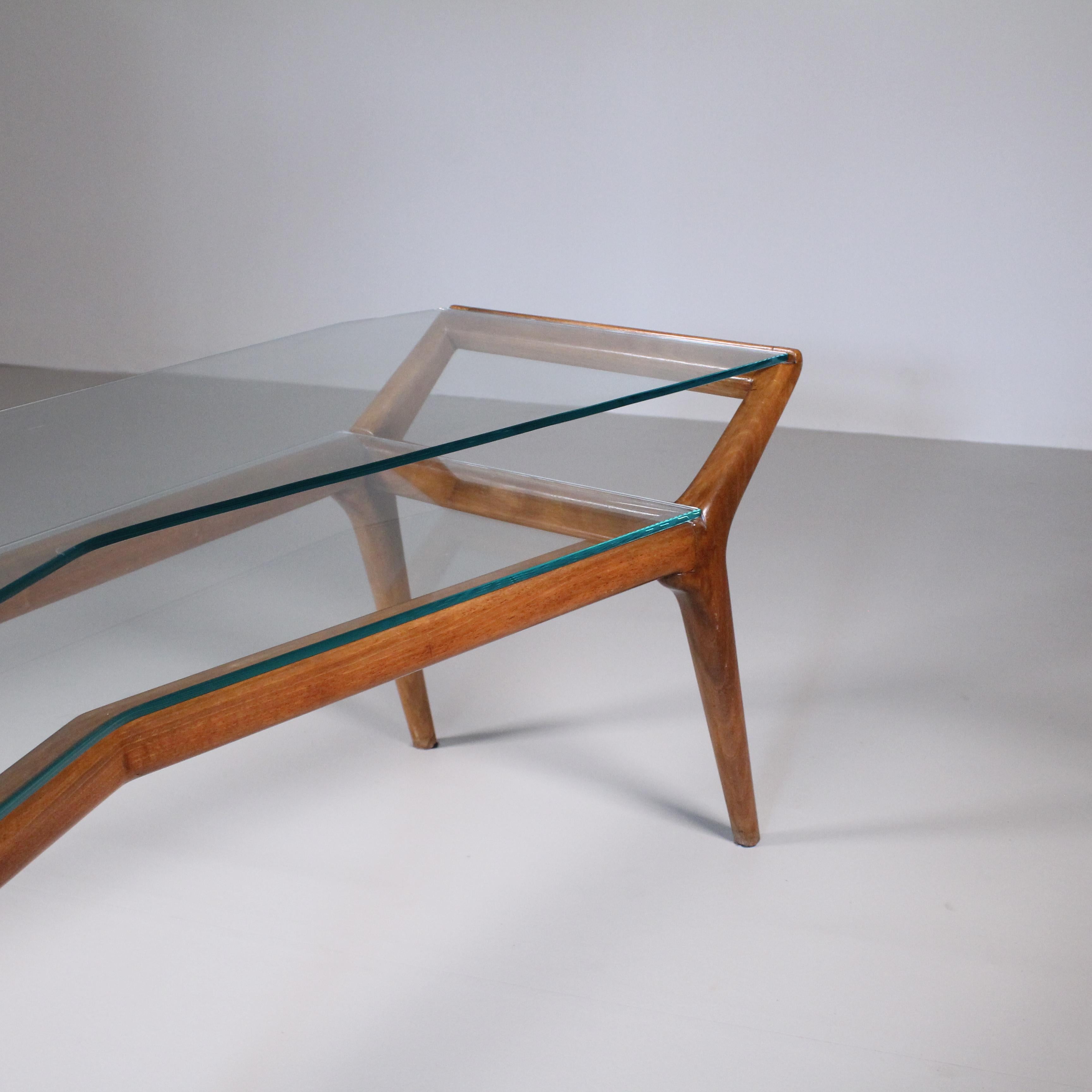 Table basse asymétrique du milieu du siècle, verre et bois en vente 2