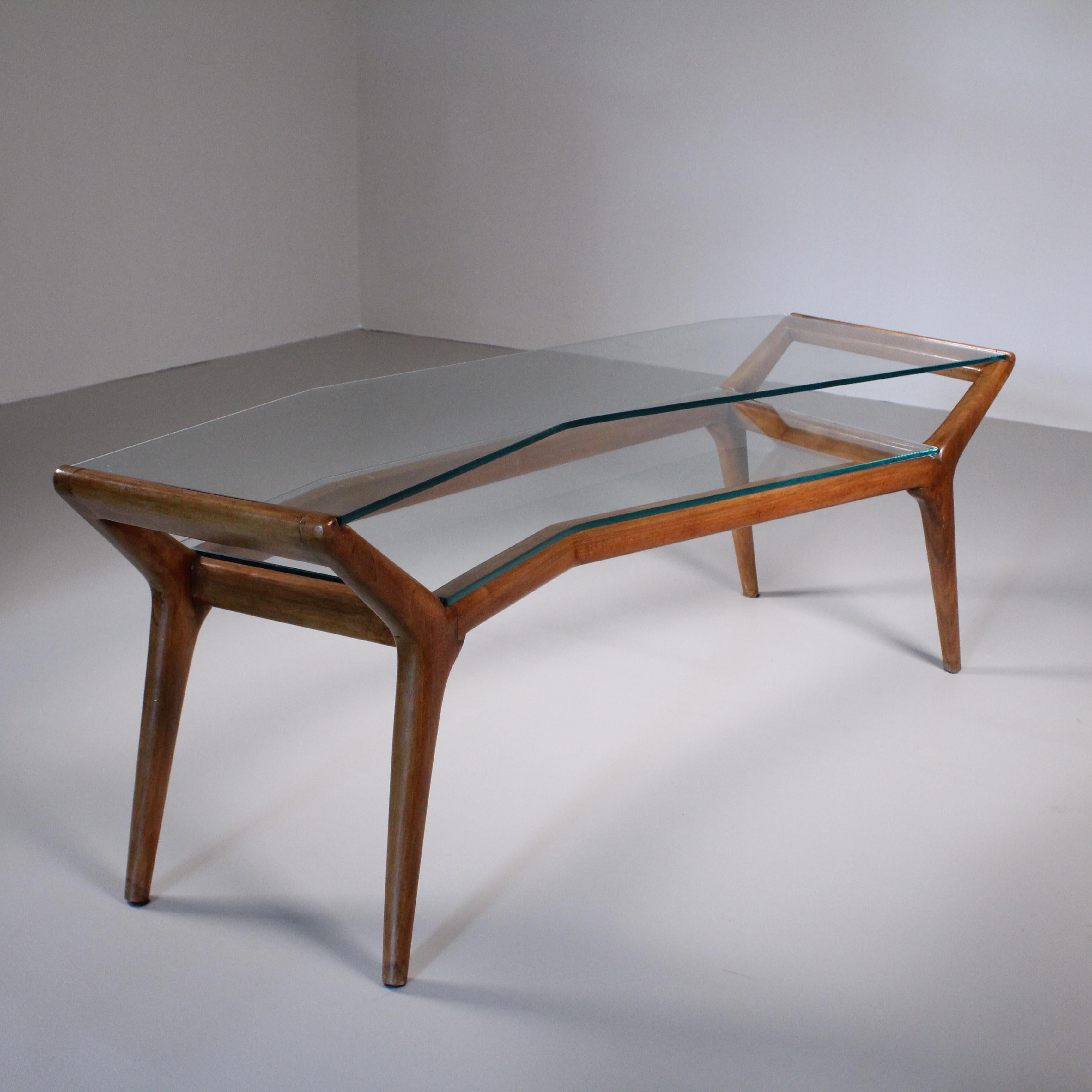 Table basse asymétrique du milieu du siècle, verre et bois en vente 3