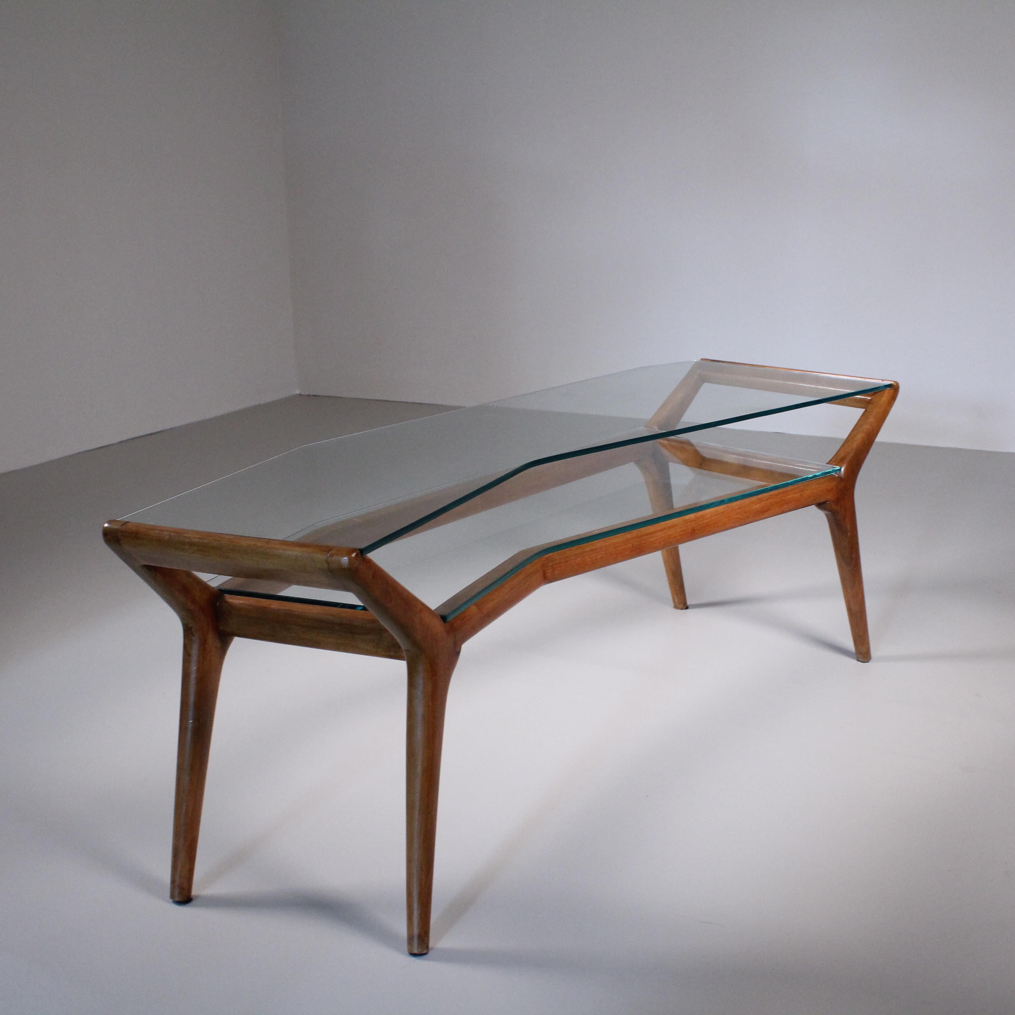 Table basse asymétrique du milieu du siècle, verre et bois en vente 4