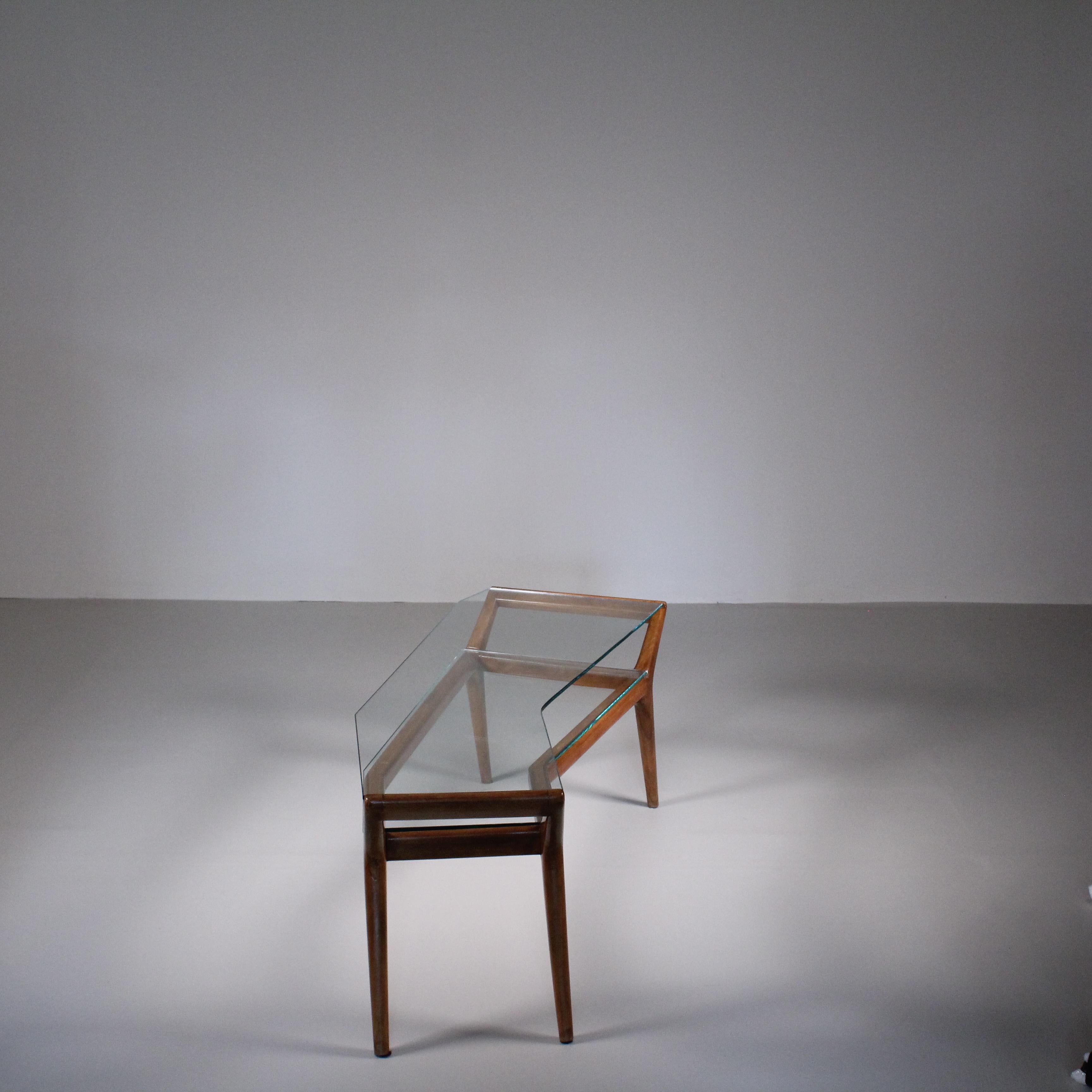 Table basse asymétrique du milieu du siècle, verre et bois en vente 5
