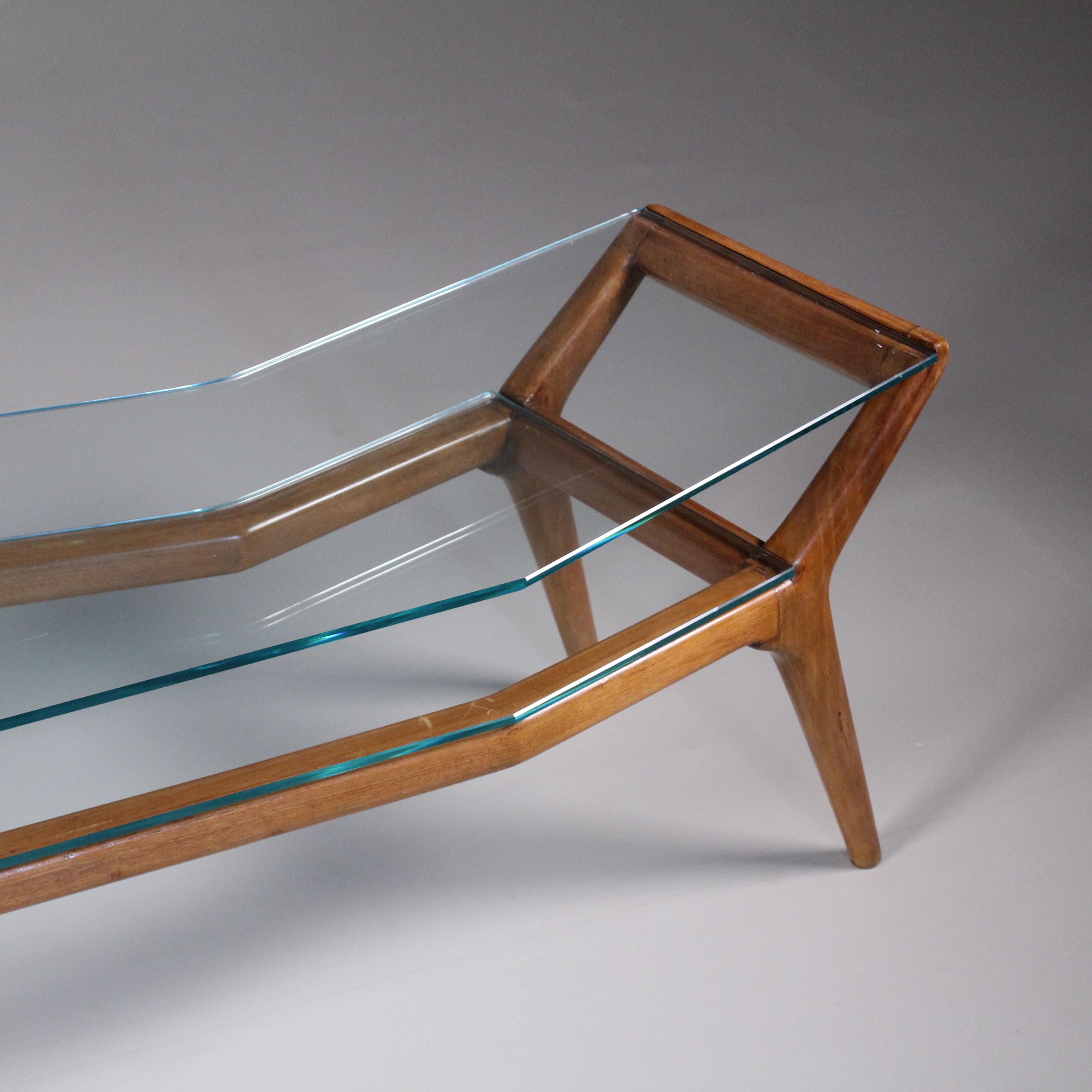 Table basse asymétrique du milieu du siècle, verre et bois en vente 8