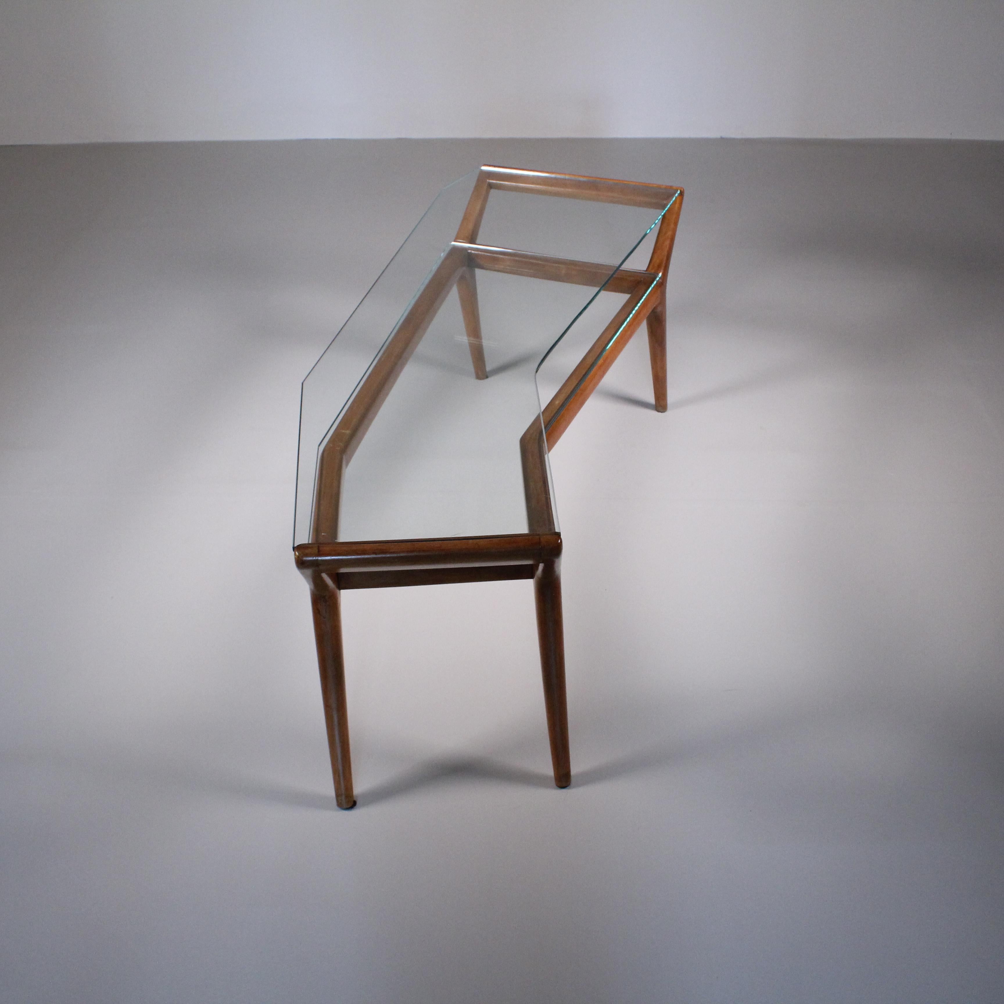 Mid-Century Modern Table basse asymétrique du milieu du siècle, verre et bois en vente