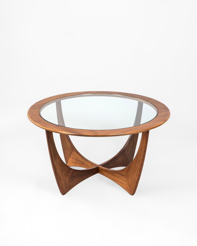 Preciosa mesa de café Astro diseñada por Victor Wilkins para la firma inglesa G Plan. Diseño de mitad de siglo con una elegante combinación de maderas de teca y su cristal original en muy buen estado. Destaca en su diseño la forma de encajar los