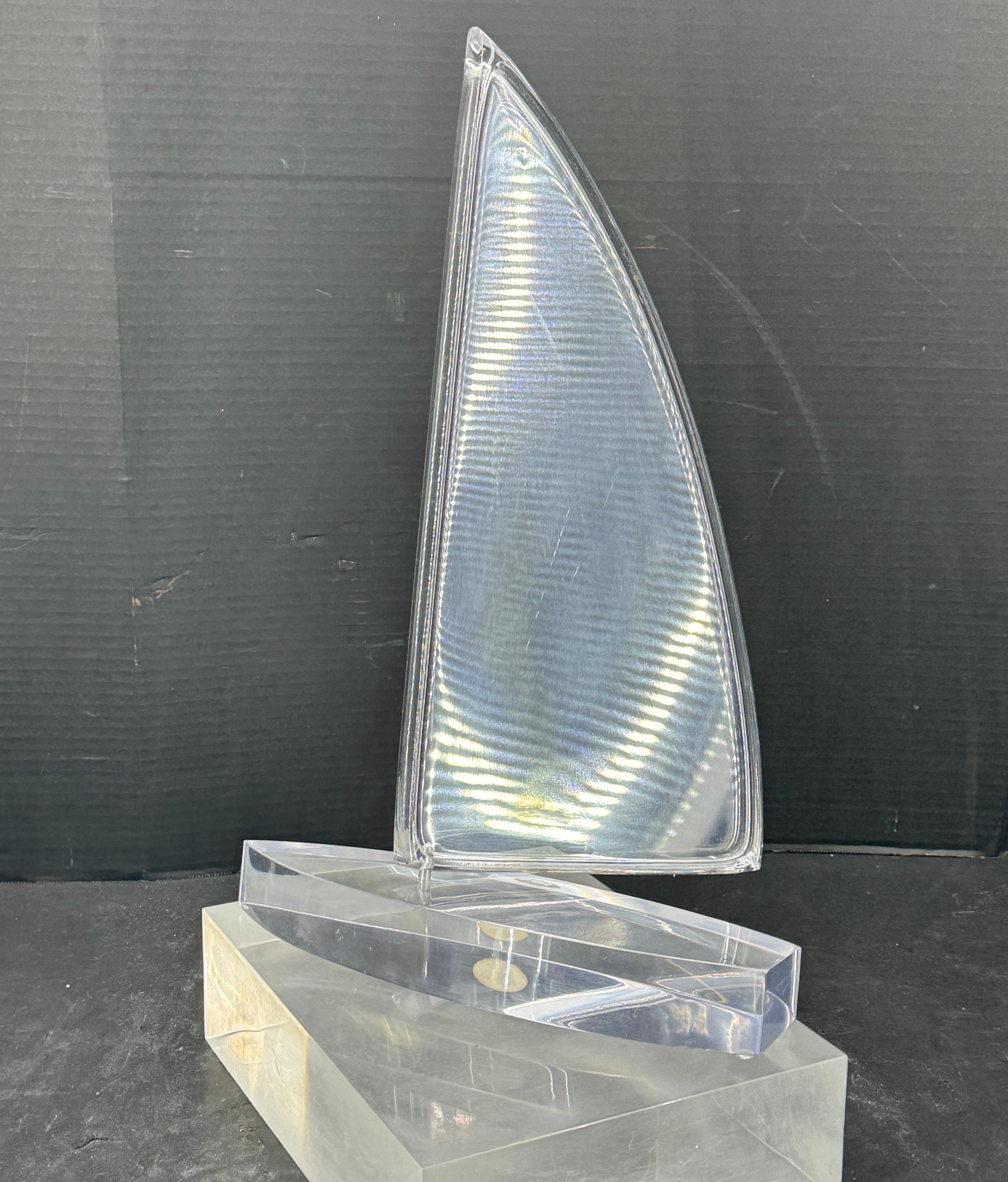 Escultura velero de astrolita y lucita gruesa de mediados de siglo en venta 2
