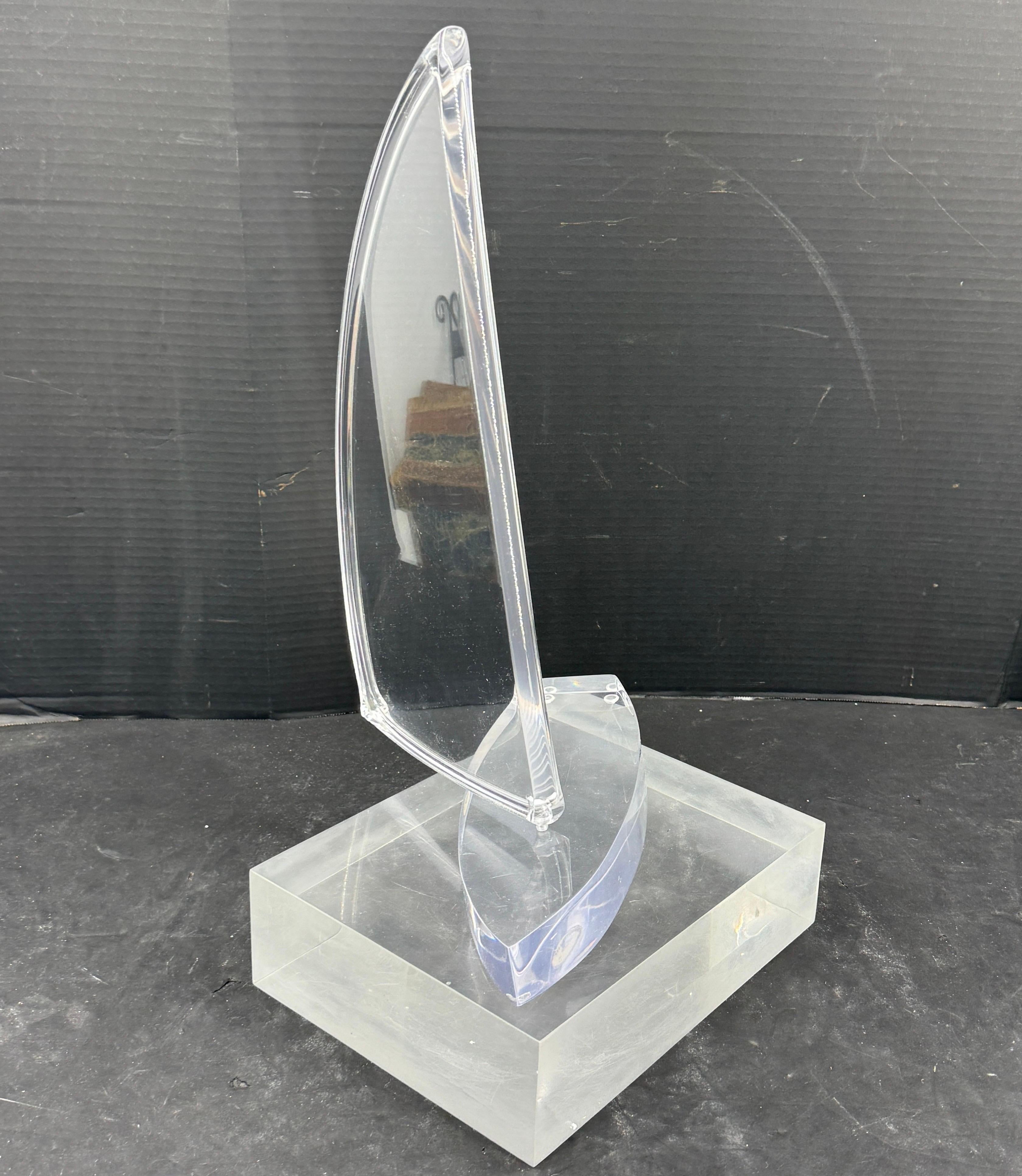 Escultura velero de astrolita y lucita gruesa de mediados de siglo en venta 4