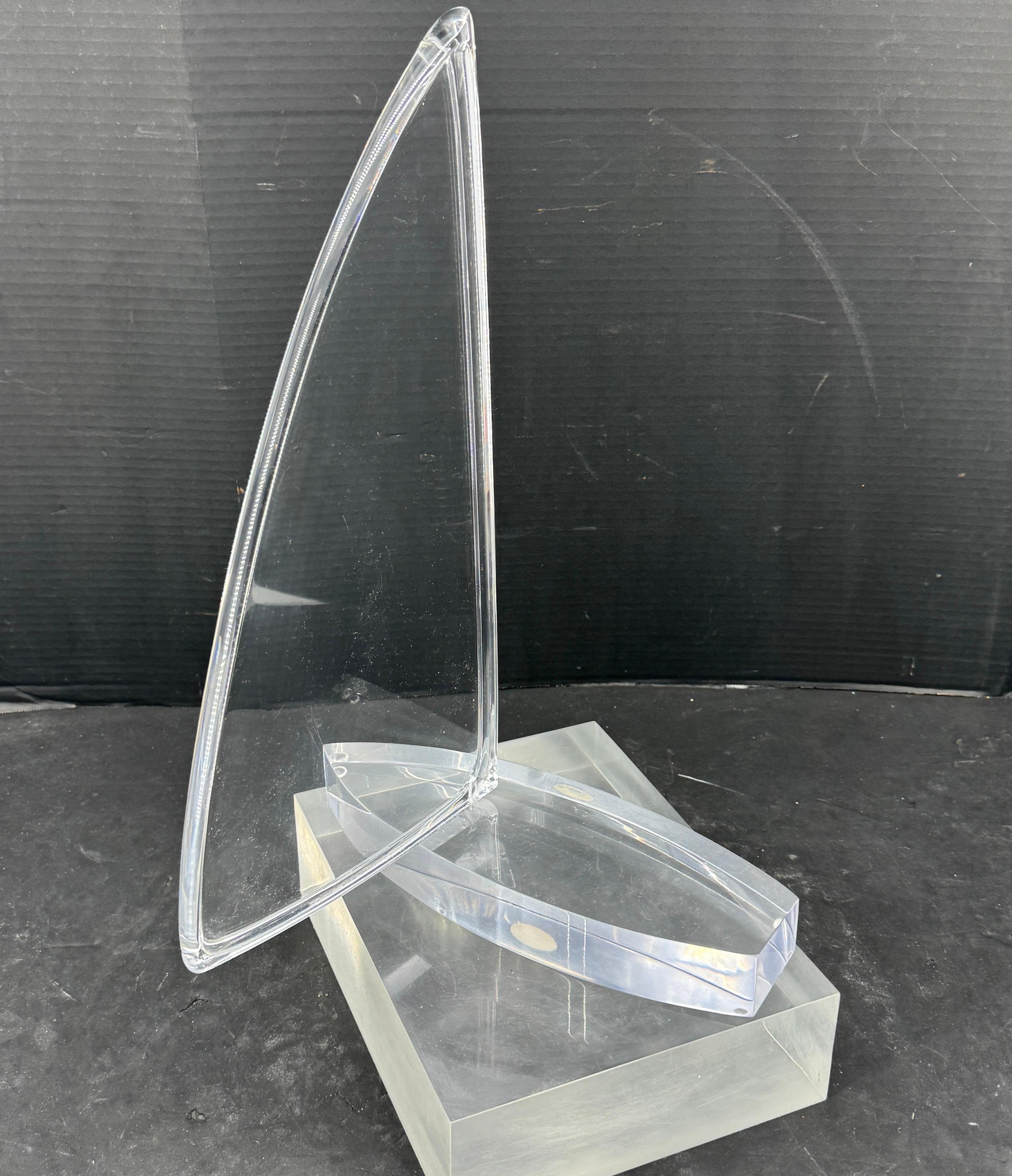 Escultura velero de astrolita y lucita gruesa de mediados de siglo en venta 5