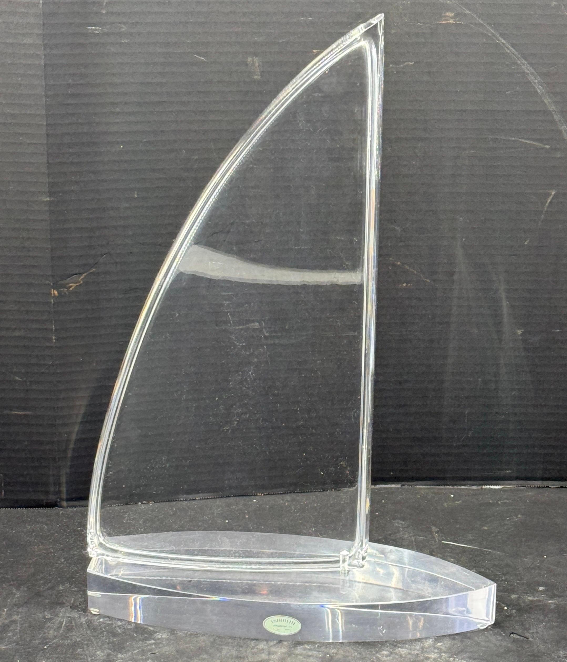 Escultura velero de astrolita y lucita gruesa de mediados de siglo en venta 7