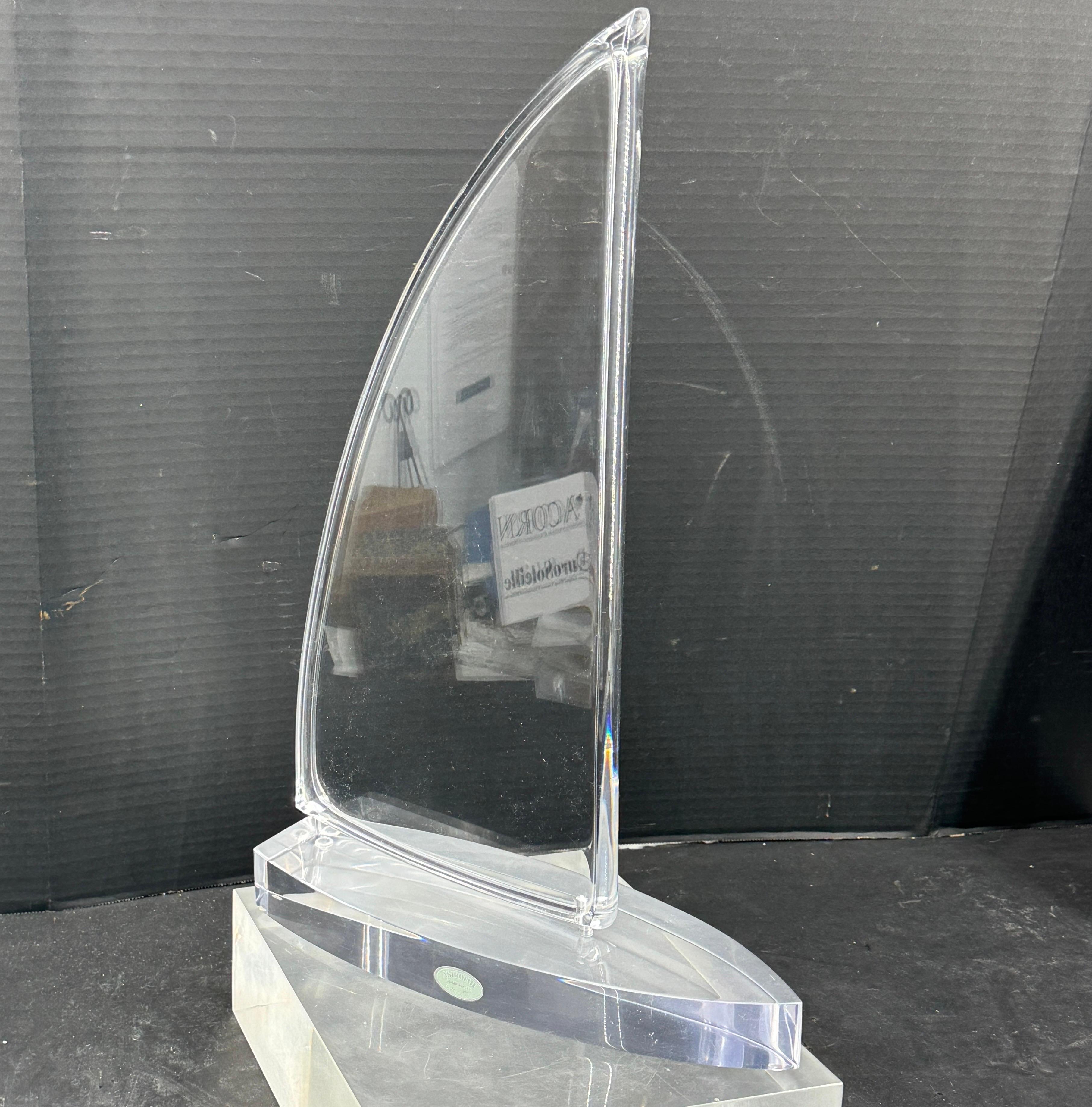 Encantador velero de lucite de Astrolite. Vemos esta escultura náutica de dos piezas expuesta en una estantería o como elemento decorativo en una consola, una mesa auxiliar o una mesa de centro. También es un regalo estupendo para un amante del mar.