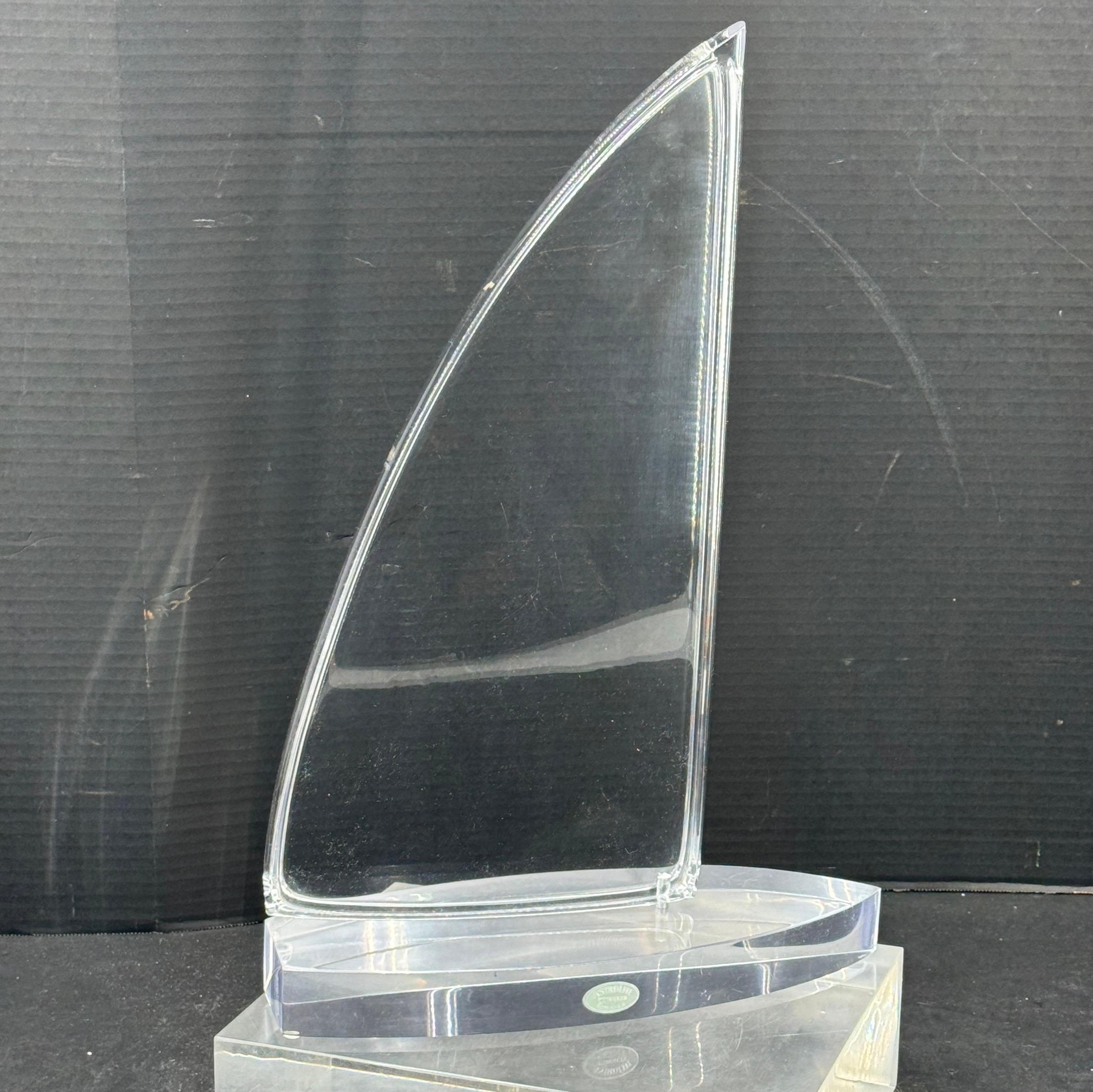 Escultura velero de astrolita y lucita gruesa de mediados de siglo Moderno de mediados de siglo en venta