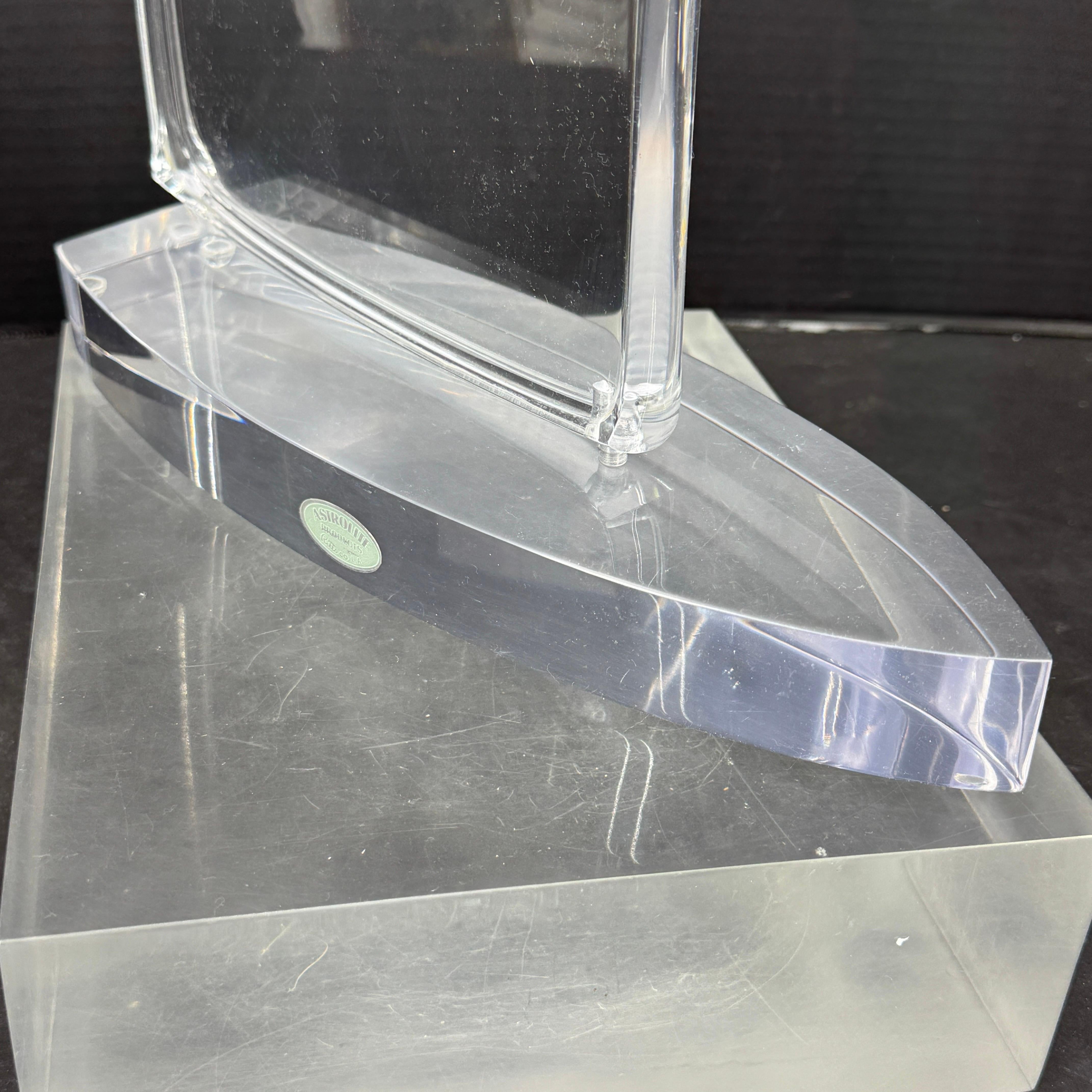 Escultura velero de astrolita y lucita gruesa de mediados de siglo Estadounidense en venta