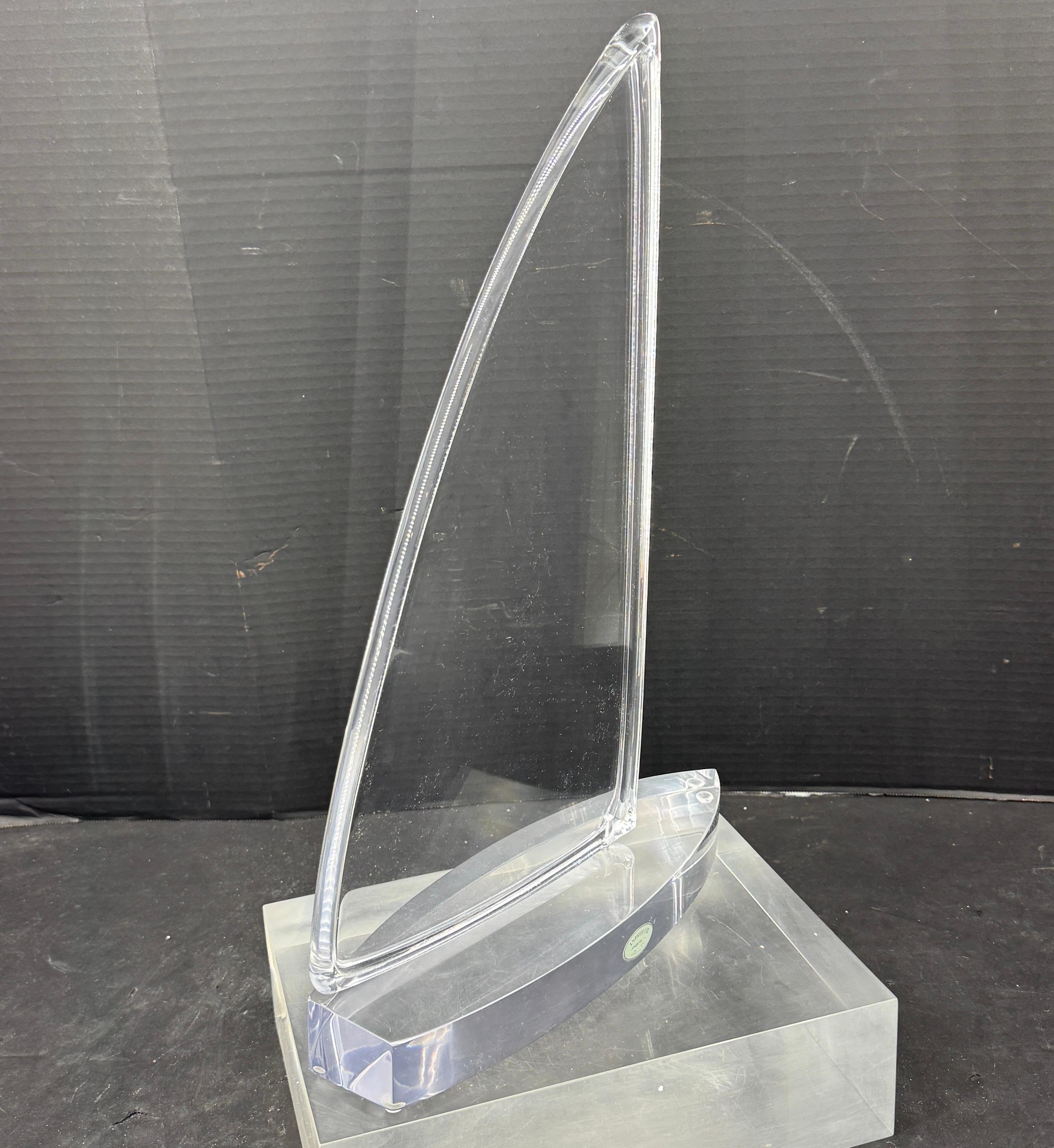Escultura velero de astrolita y lucita gruesa de mediados de siglo Hecho a mano en venta