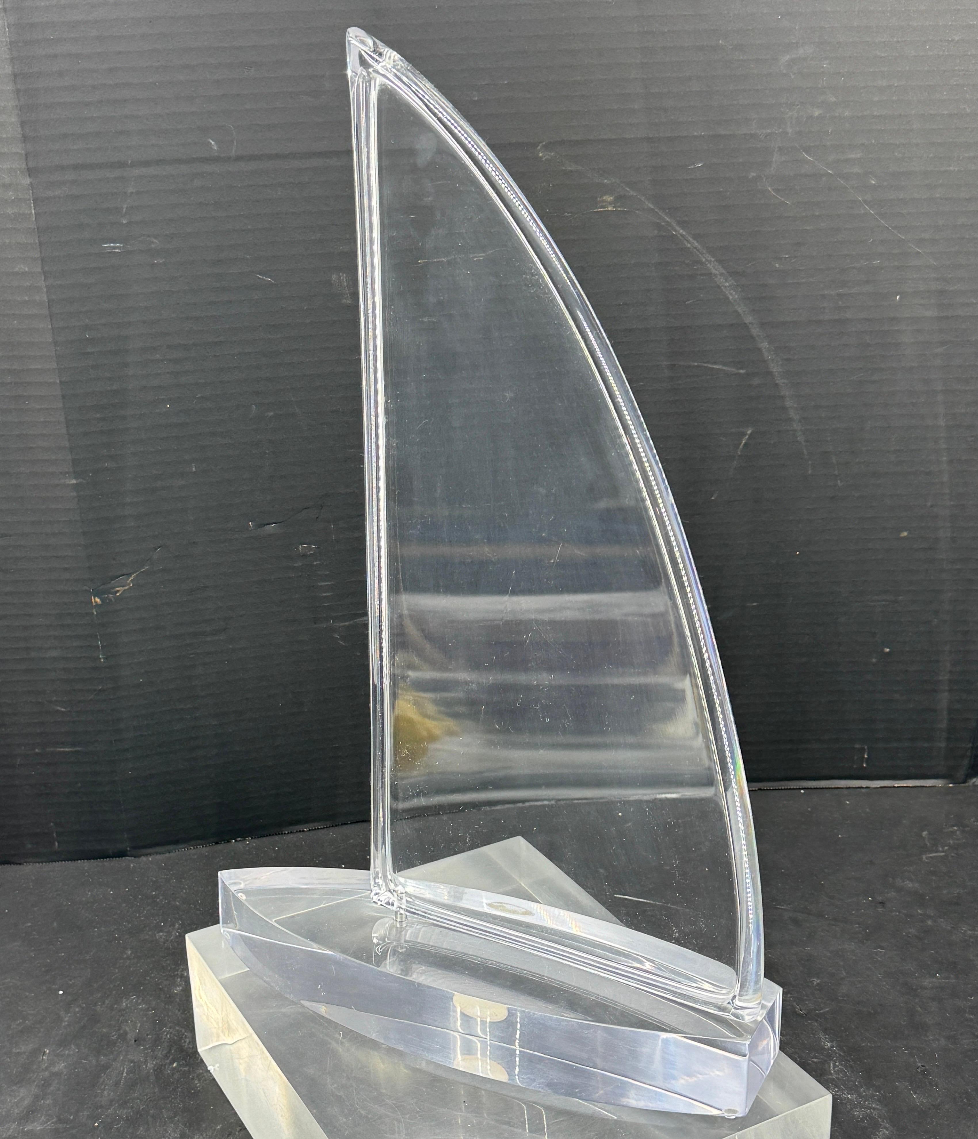 Escultura velero de astrolita y lucita gruesa de mediados de siglo siglo XX en venta