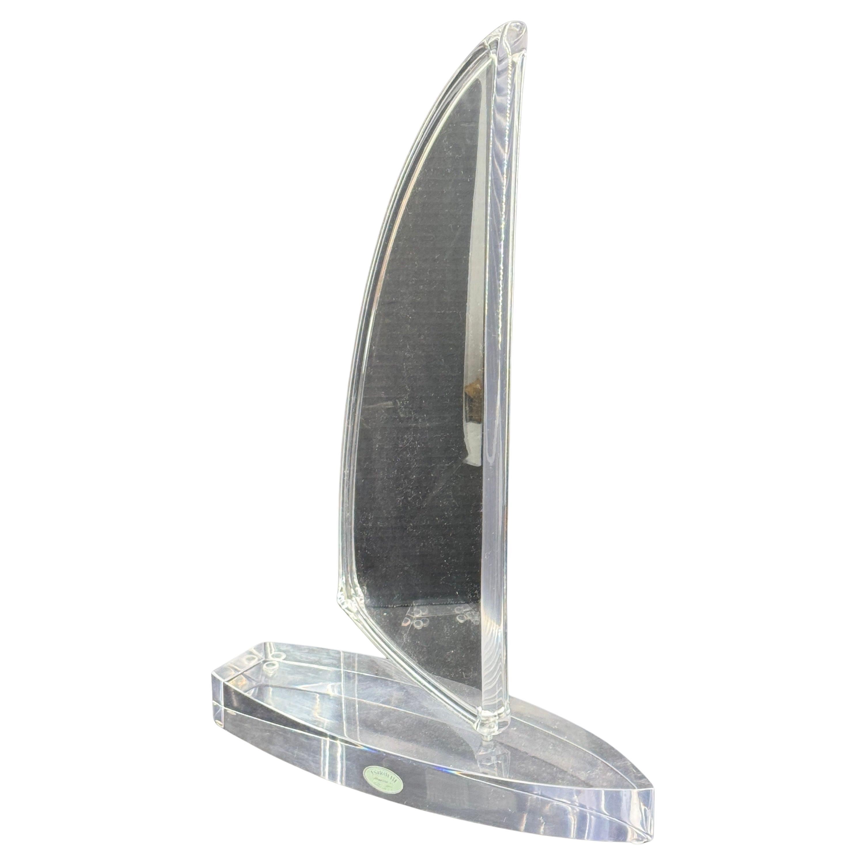 Escultura velero de astrolita y lucita gruesa de mediados de siglo en venta
