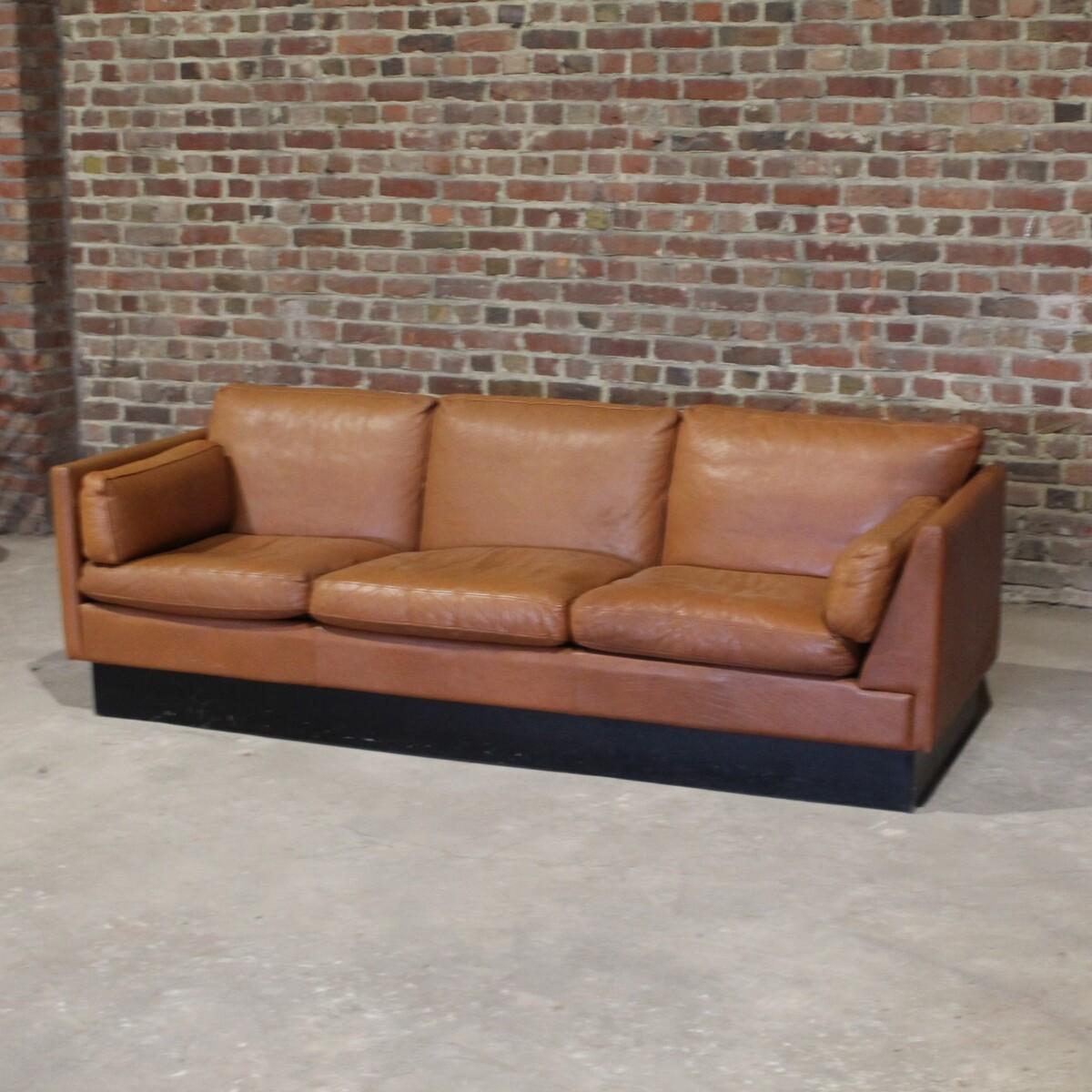 Mid Century asymetrical sofa in brown leather, scandinavian style In Good Condition For Sale In Brussels , BE