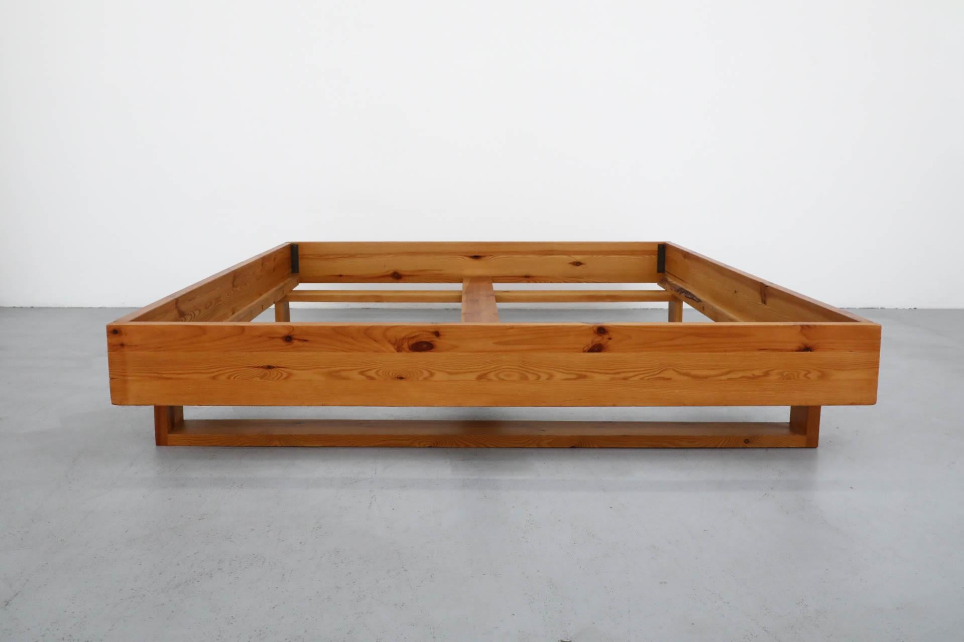 Hermoso somier de plataforma de pino europeo tamaño King de Ate Van Apeldoorn con patas de madera a juego. Los listones de soporte son necesarios si se prescinde de los somieres y no están incluidos. Adecuado para colchón personalizado de 68