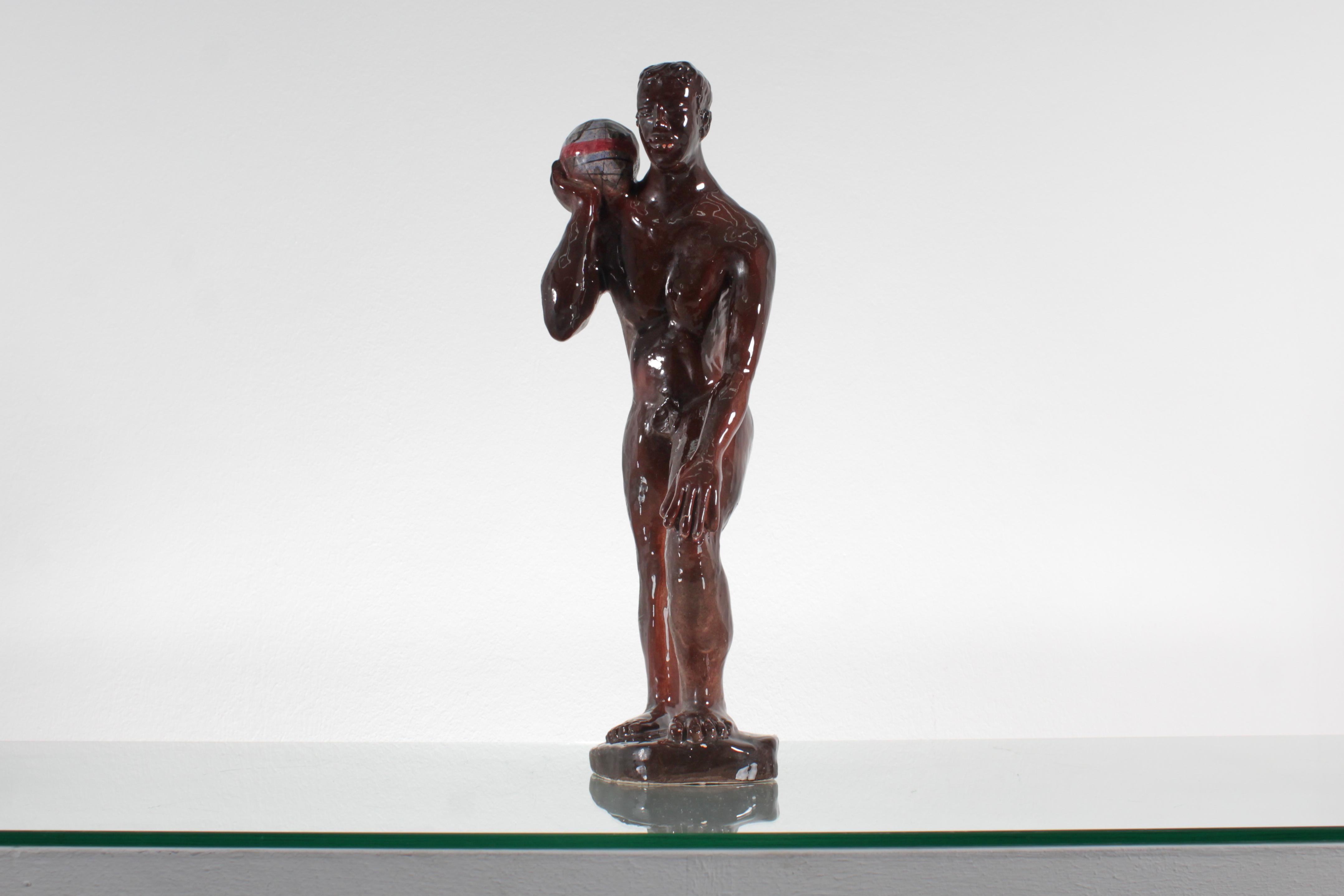 Scultura in porcellana smaltata lucida, raffigurante Atlante che regge il mondo. Sulla base, firma incisa e non decifrata. 
Manifattura italiana degli anni '50. Ci sono alcune scheggiature, visibili nelle foto, e alcune parti offuscate. Usura