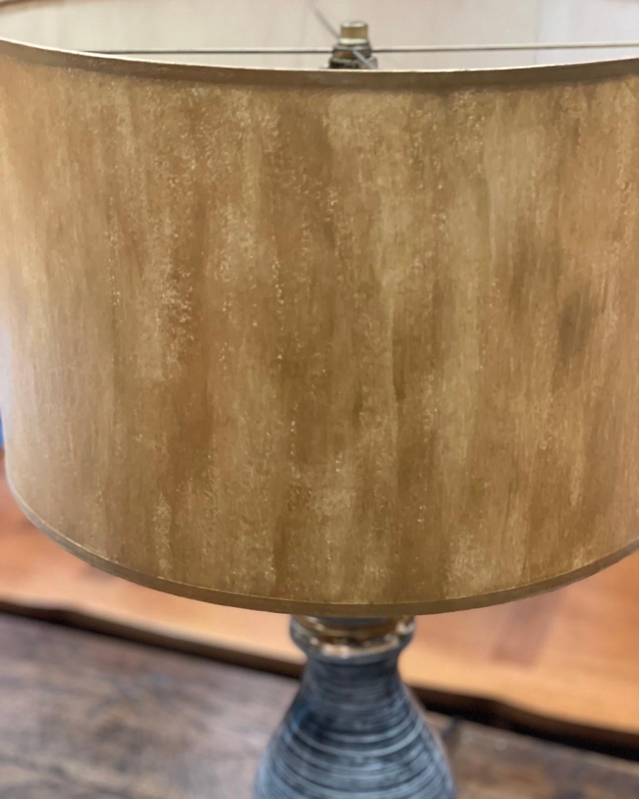Mid-Century Modern Lampe de table Atomic noir, blanc et or du milieu du siècle dernier en vente