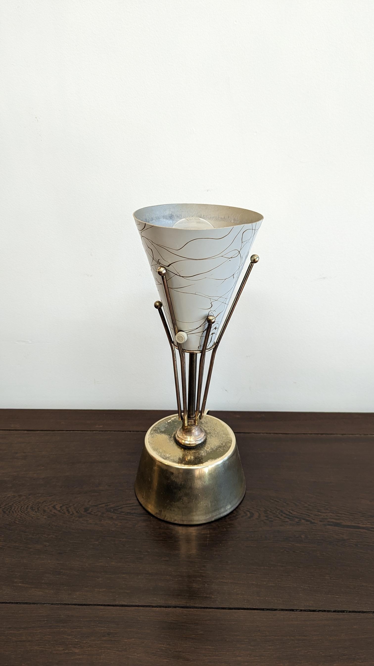 Mid-Century Modern Lampe de table Atomic en laiton du milieu du siècle en vente
