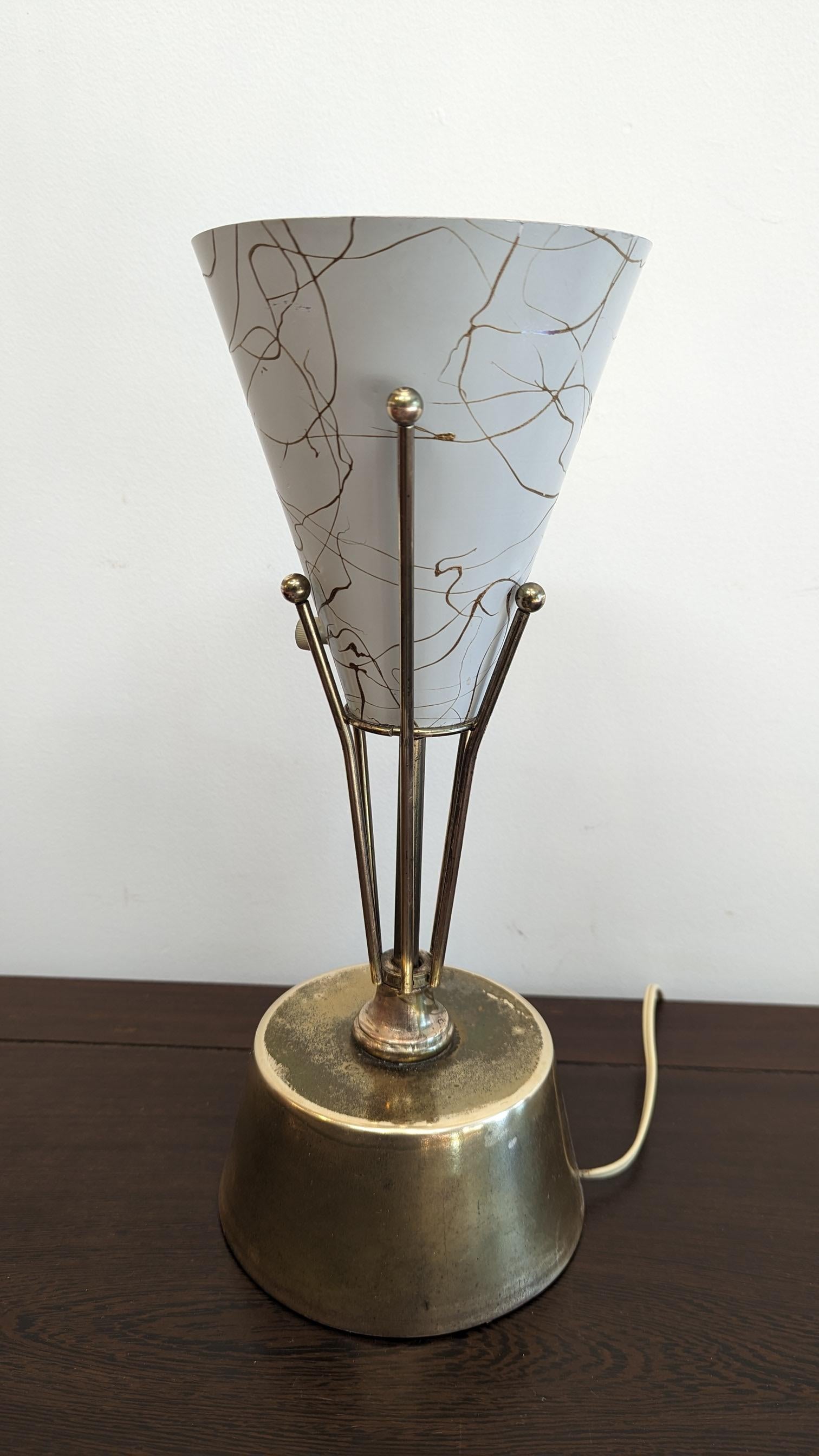 Milieu du XXe siècle Lampe de table Atomic en laiton du milieu du siècle en vente
