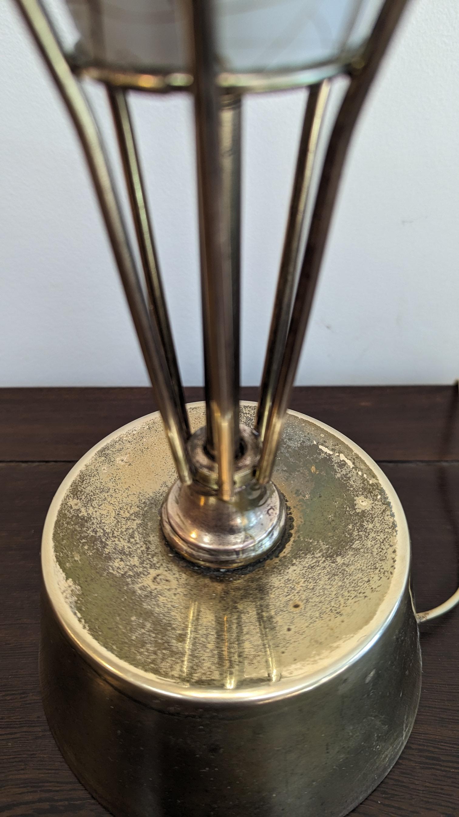 Aluminium Lampe de table Atomic en laiton du milieu du siècle en vente