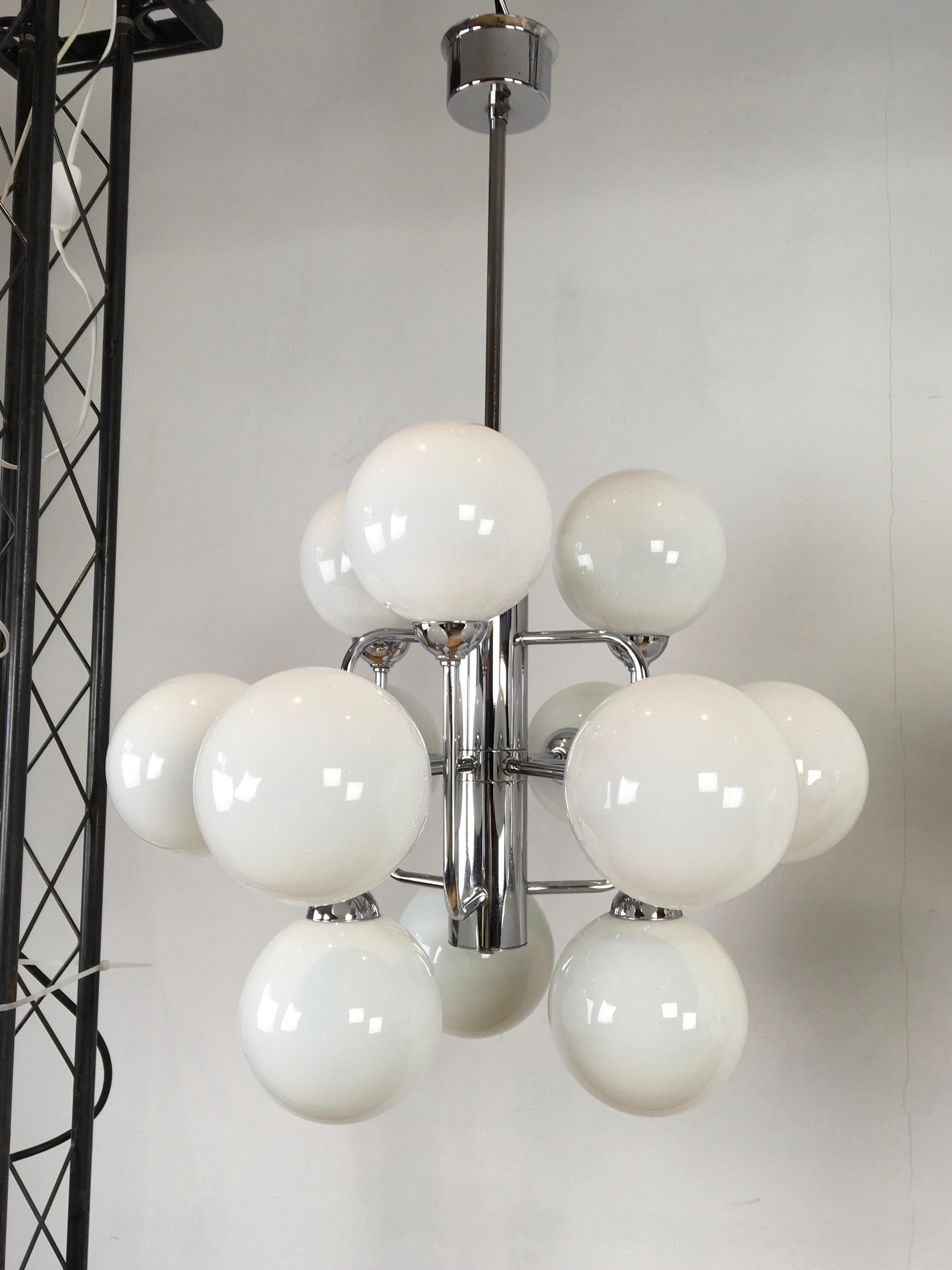 Mid-Century Modern Lustres atomiques du milieu du siècle avec 12 lampes, 3 pièces disponibles  en vente