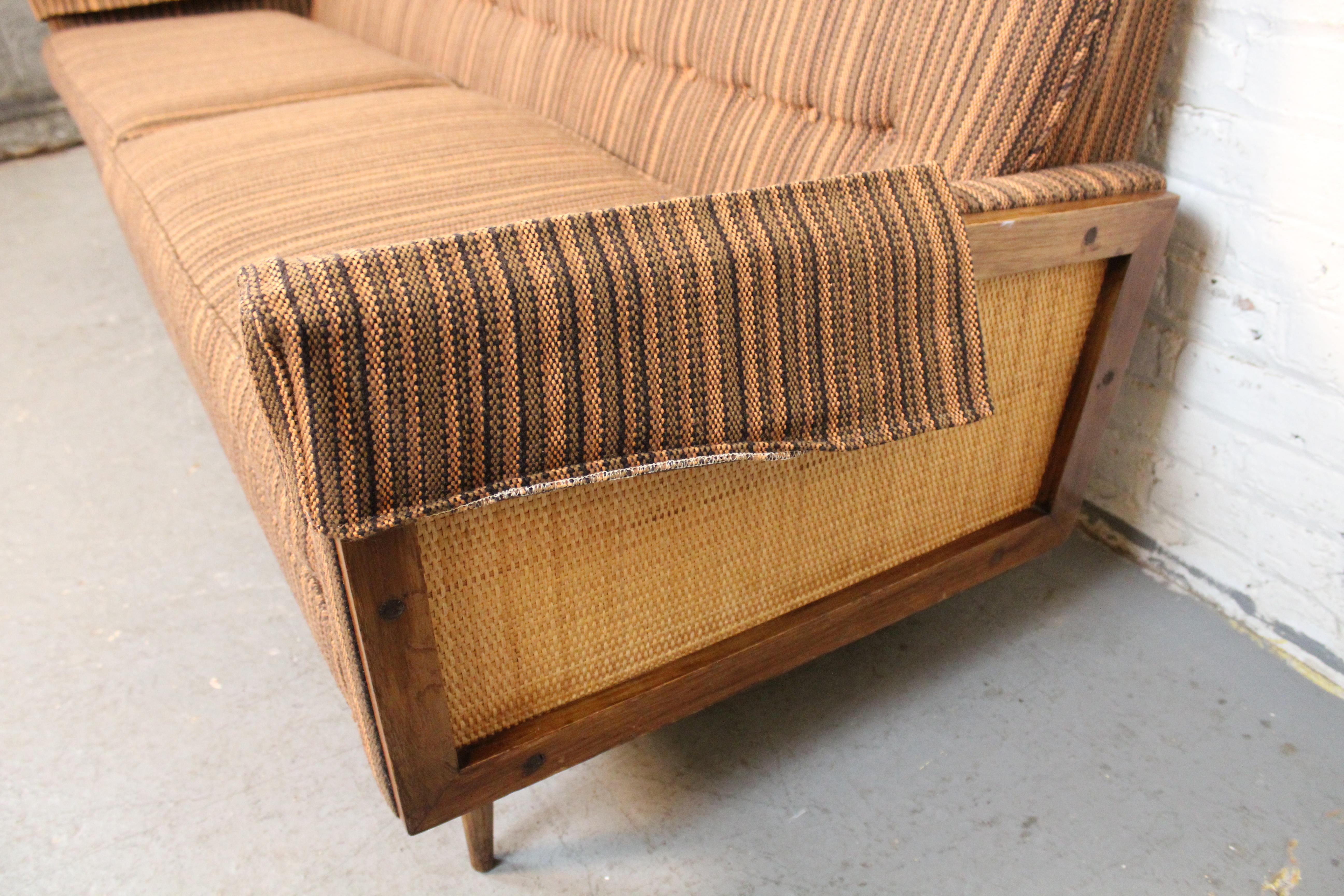 Mid-Century Atomic Era Tweed + Rattan Sofa im Angebot 3