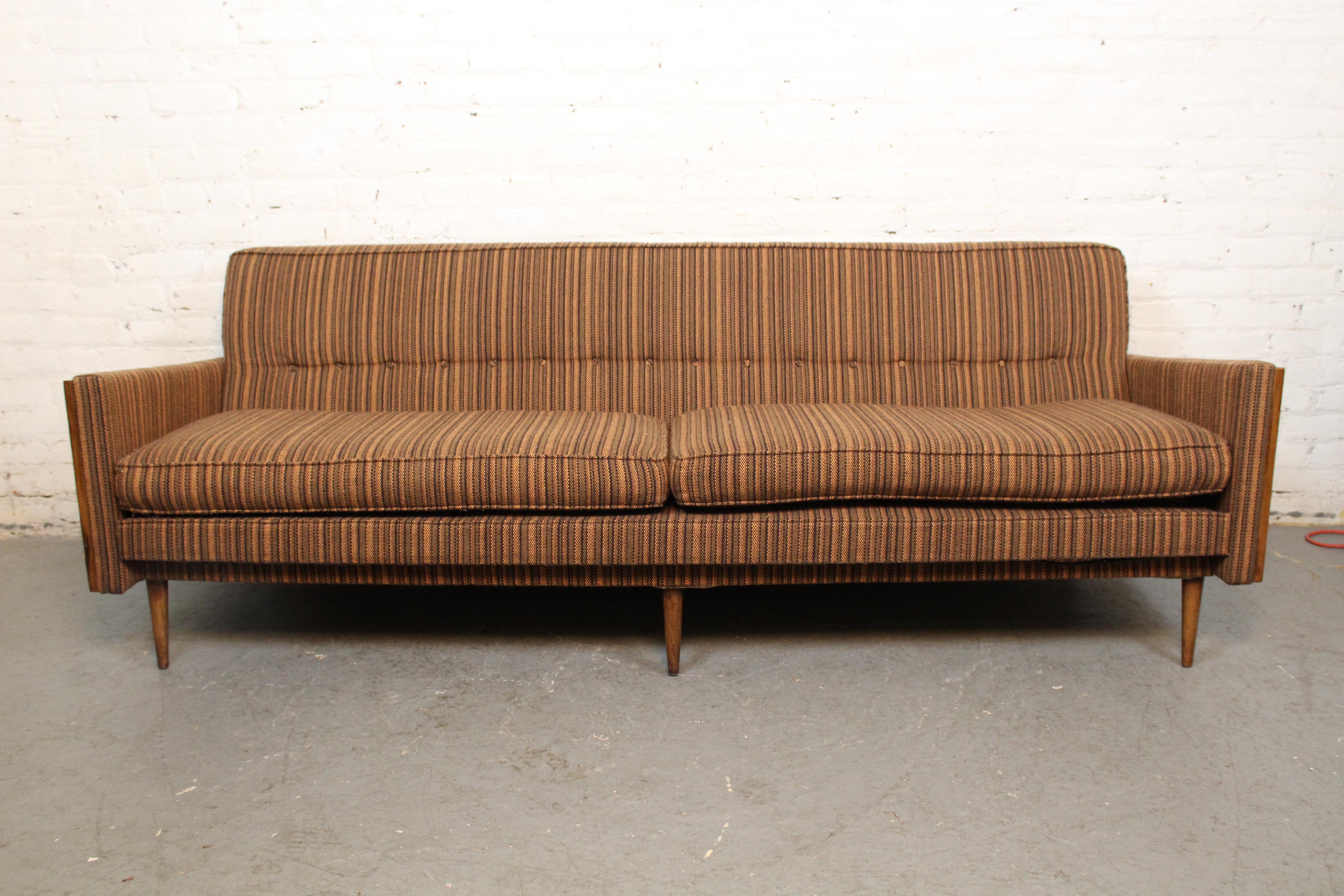 Mid-Century Atomic Era Tweed + Rattan Sofa (Moderne der Mitte des Jahrhunderts) im Angebot