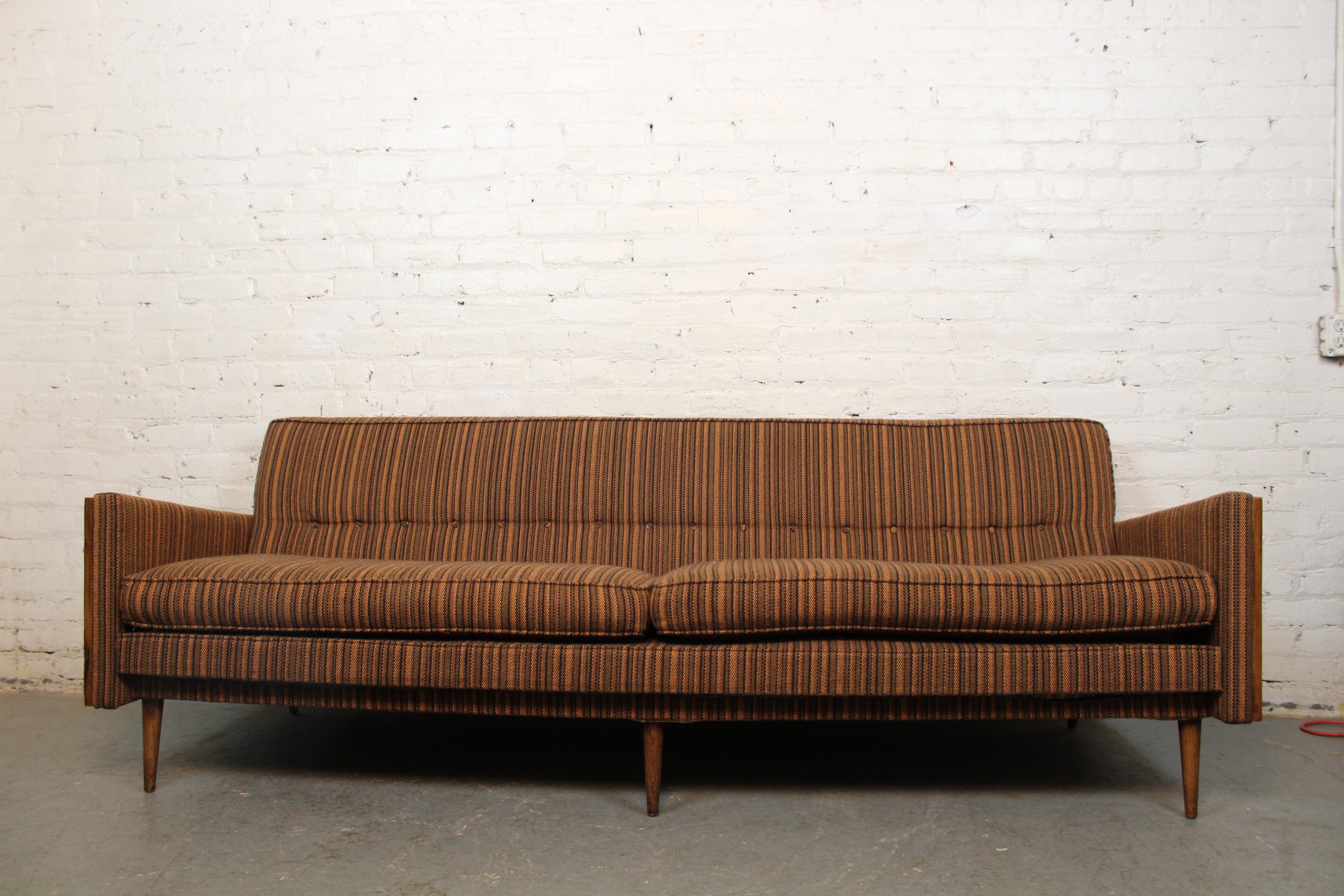 Mid-Century Atomic Era Tweed + Rattan Sofa (amerikanisch) im Angebot