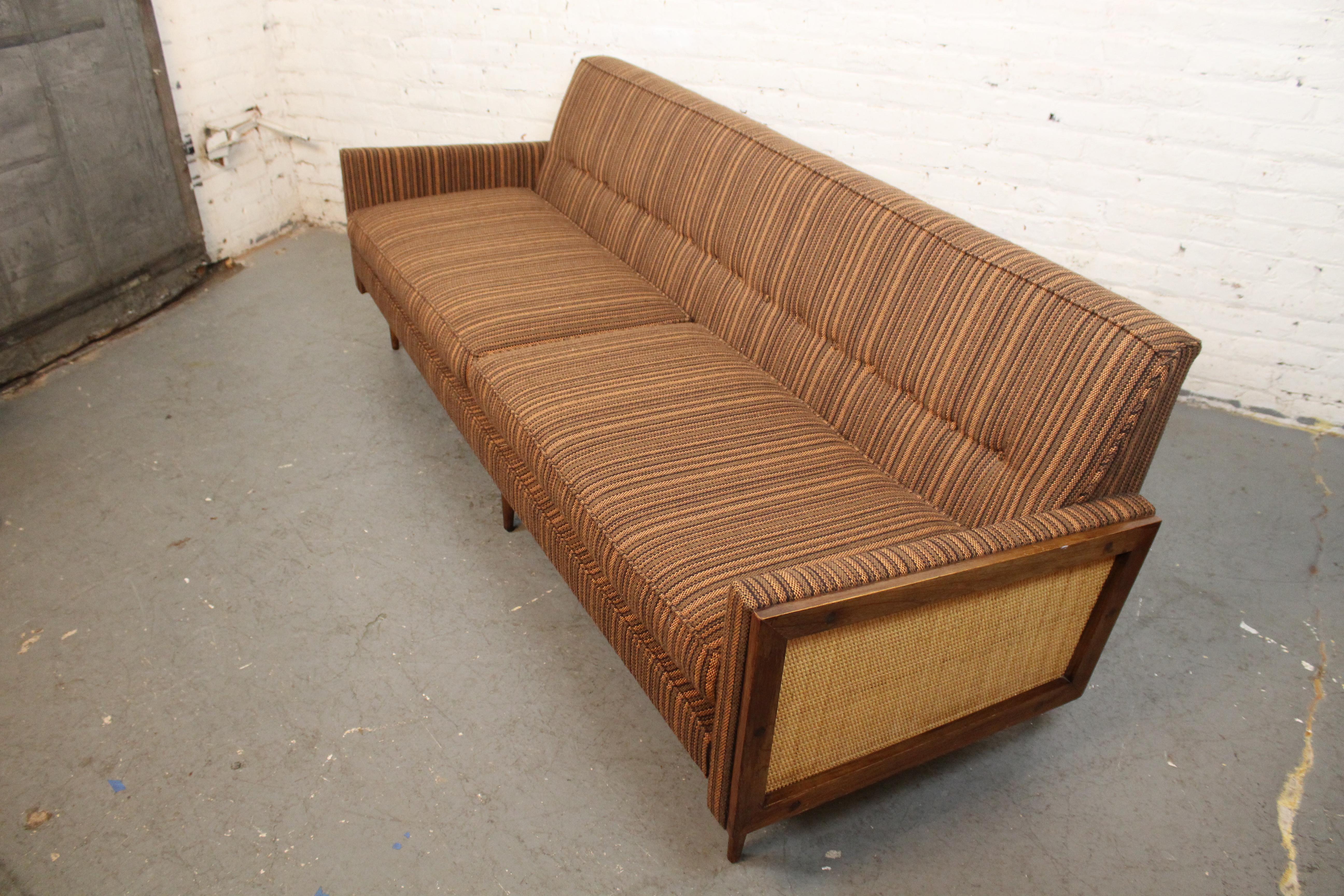 Mid-Century Atomic Era Tweed + Rattan Sofa (Intarsie) im Angebot