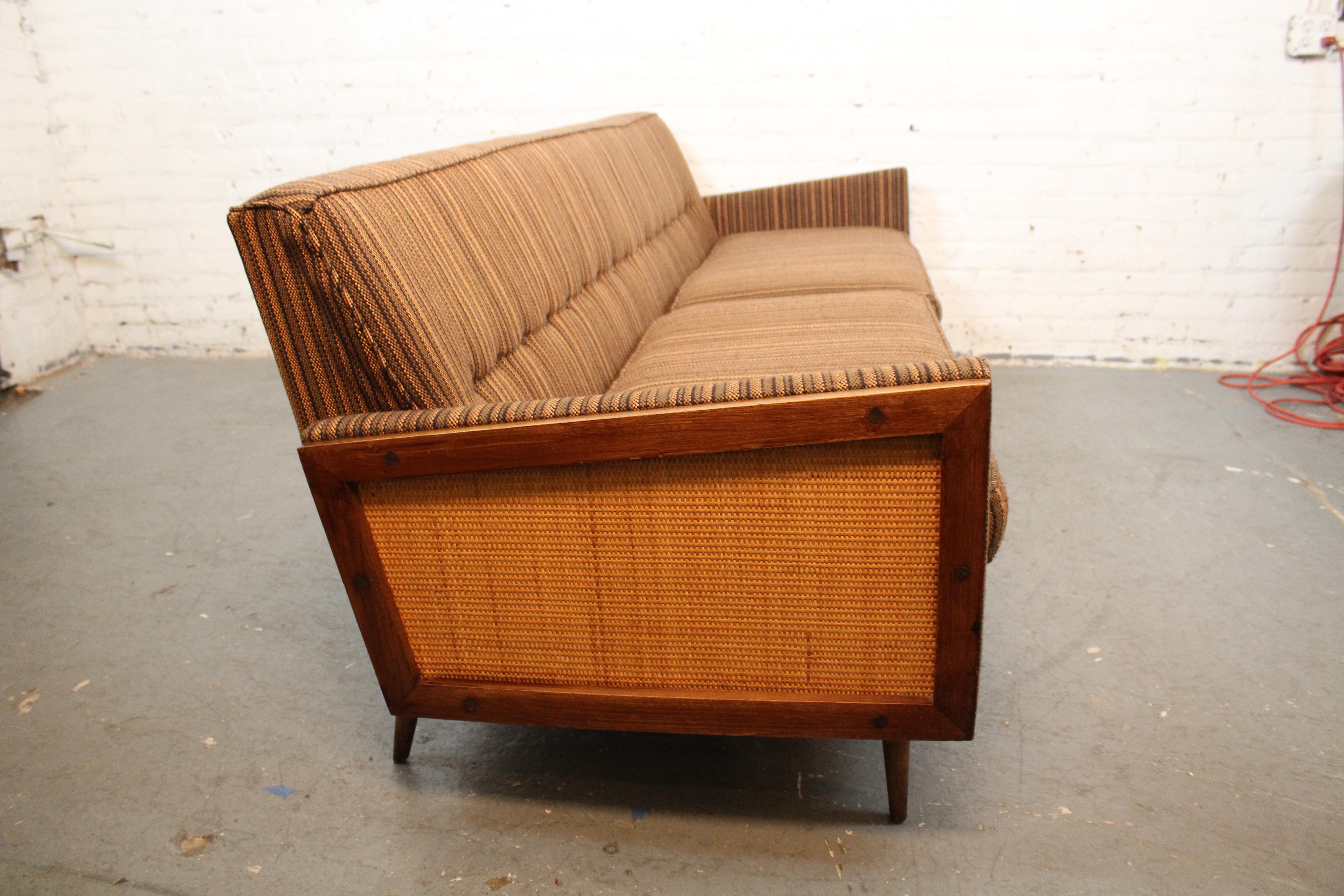Mid-Century Atomic Era Tweed + Rattan Sofa (Stoff) im Angebot