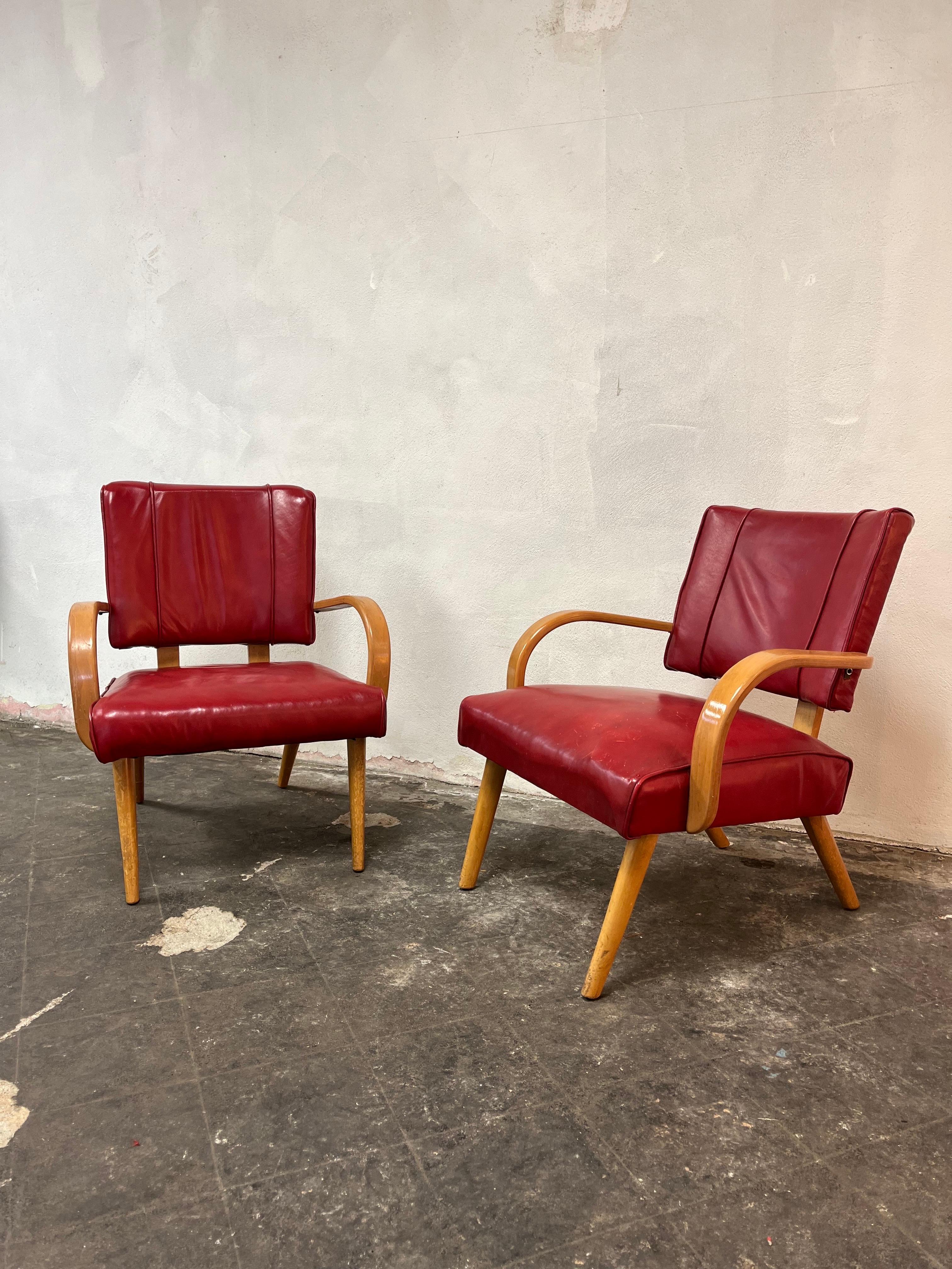 Superbes fauteuils rétro en bois courbé dans le style de Thonet et Heywood Wakefield. Belle assise en cuir rouge avec des accoudoirs en bois courbé et des pieds joliment évasés. Profil bas grâce au design A.Profiles.
En bordure de route vers
