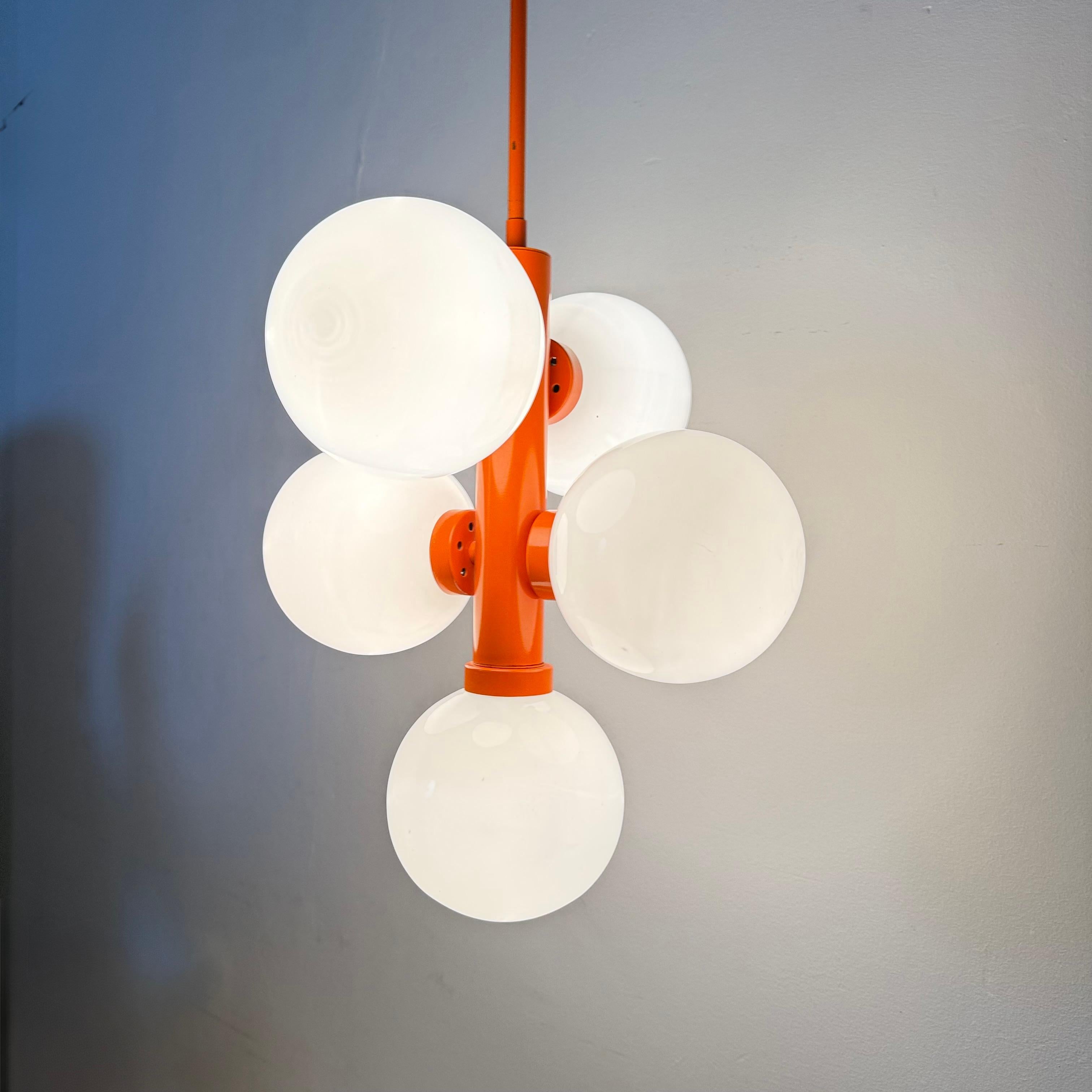 Lampada a sospensione atomica Sputnik di metà secolo, anni '70

Dimensioni: 82 cm di altezza,  Diametro 32 cm
Materiale: Metallo, vetro
Colore: arancione, bianco