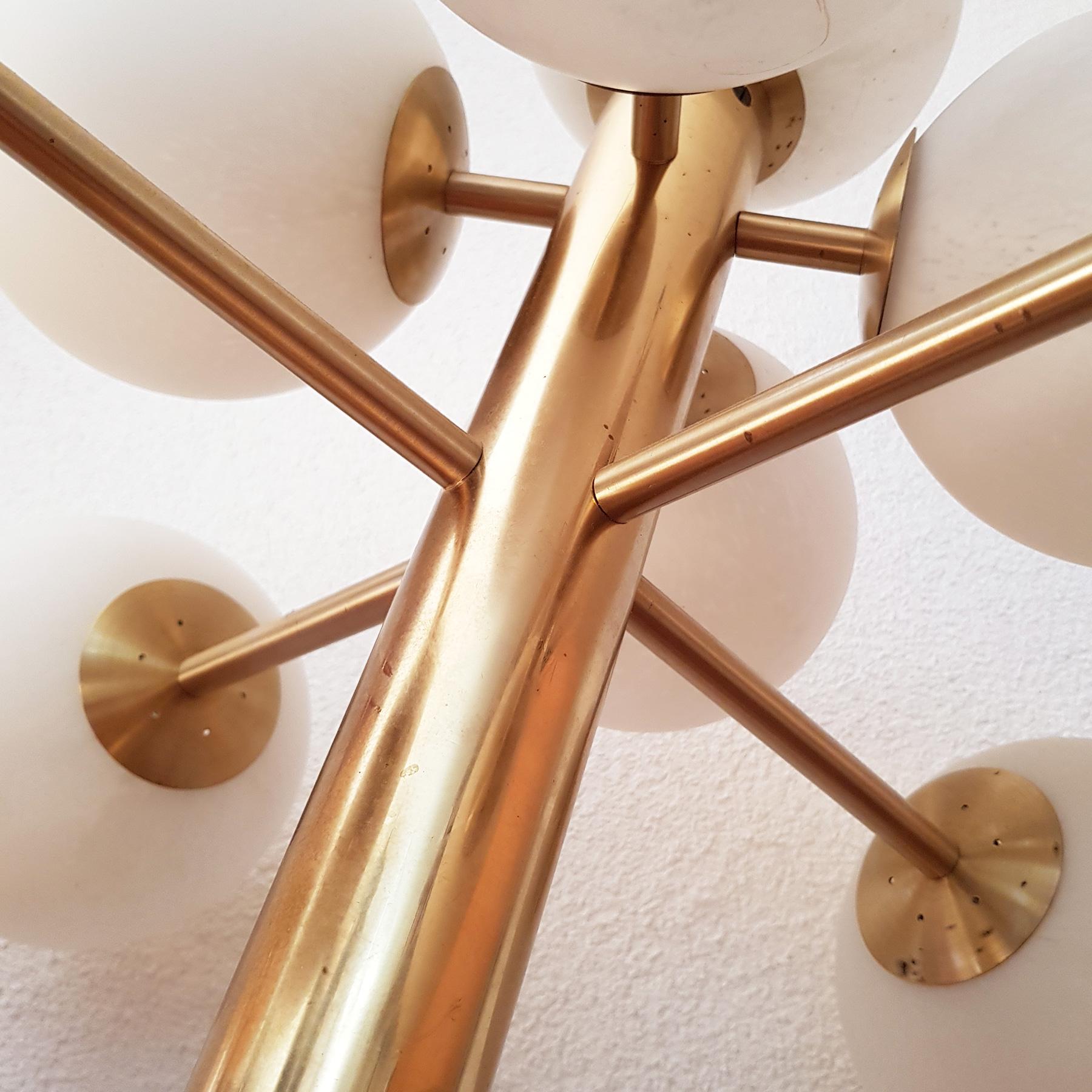 Large midcentury Sputnik table or desk lamp.
Manufactured in Switzerland by the family company Bietenholz.
This elegant lamp has nine glass spheres, fixed on a metallic golden structure.
It comes with the original dimmer and the light can be