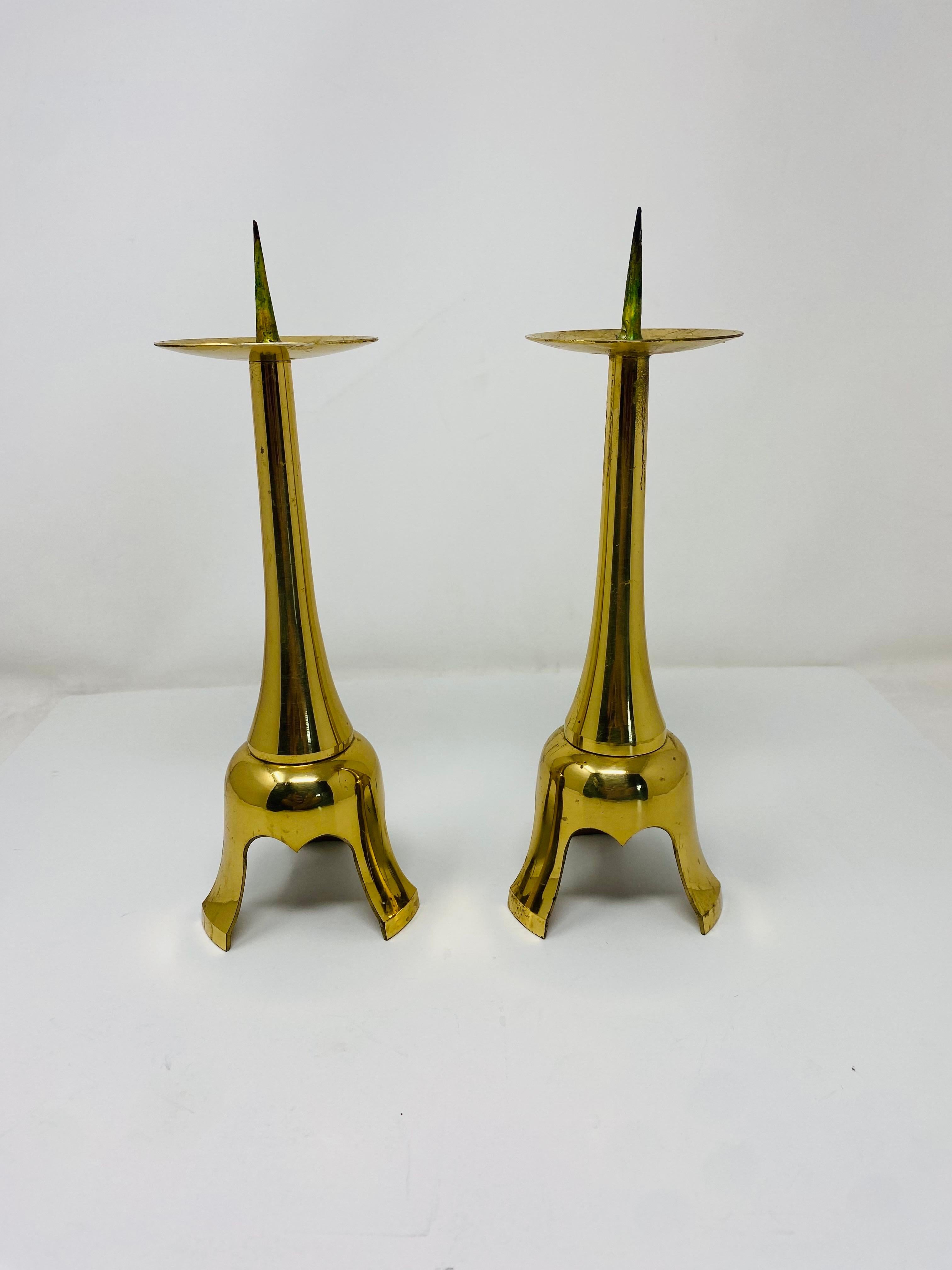 Mid Century Atomic Style Brass Candle Holders In The Style of Jens Quistgaard (amerikanisch) im Angebot
