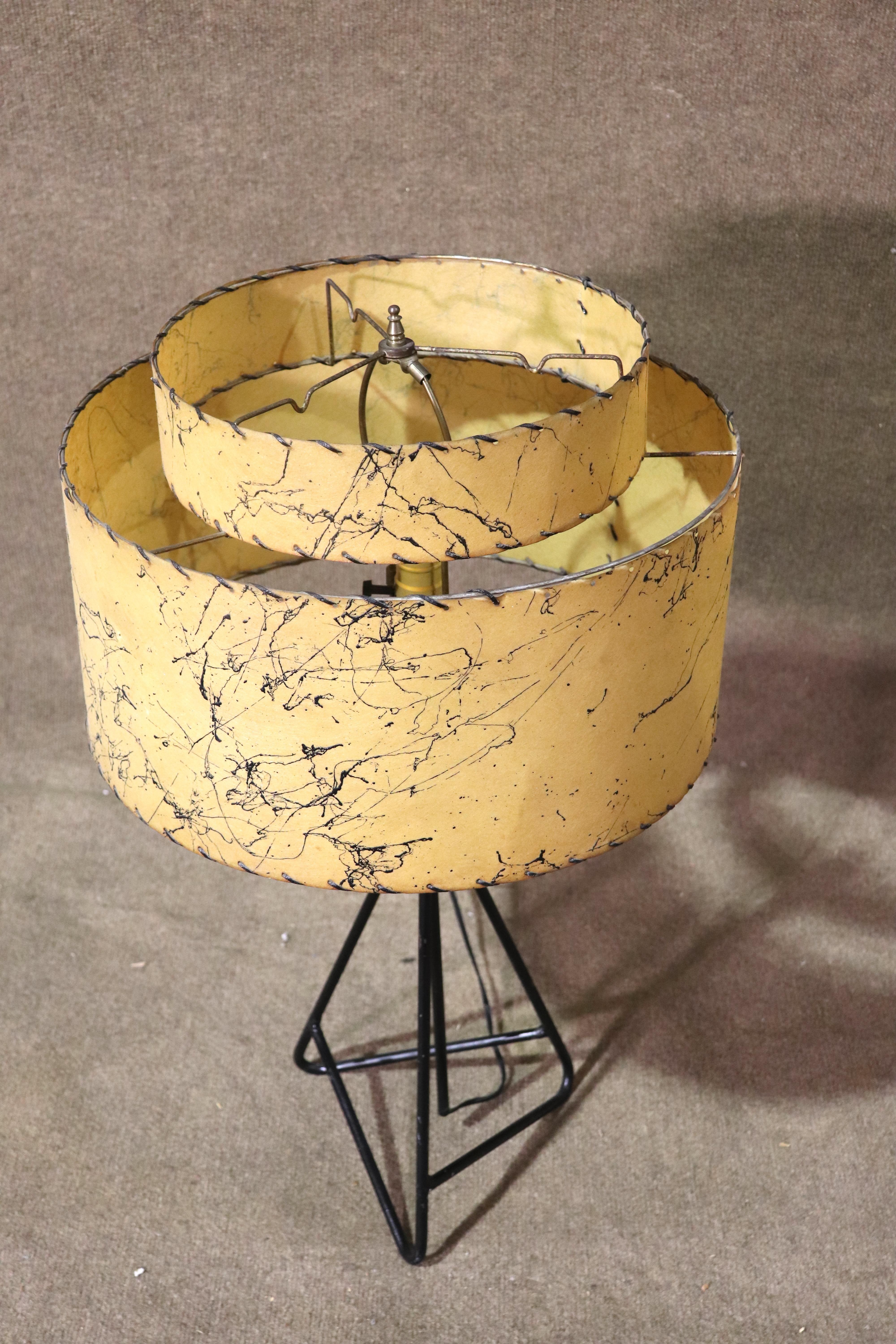 Questa lampada da tavolo degli anni '60 presenta il paralume originale in fibra di vetro a strati. La lampada è in ferro nero con una 