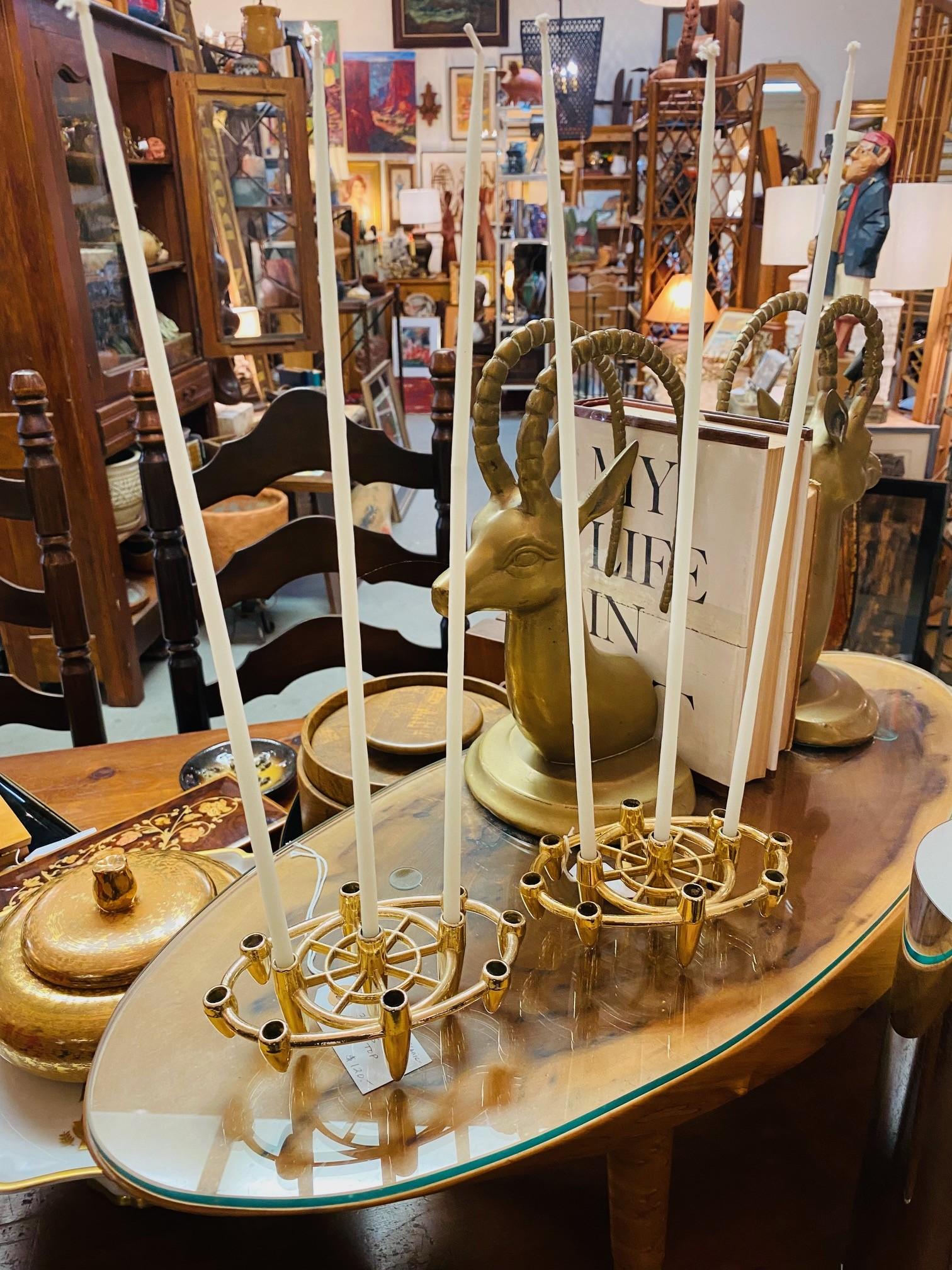 Set di portacandele dal design atomico incredibilmente bello ed elegante.  Queste bellezze hanno uno stile e un design di grande impatto.  Lussuosi ed evocativi del design atomico di metà secolo, questi pezzi non sono solo portacandele ma anche