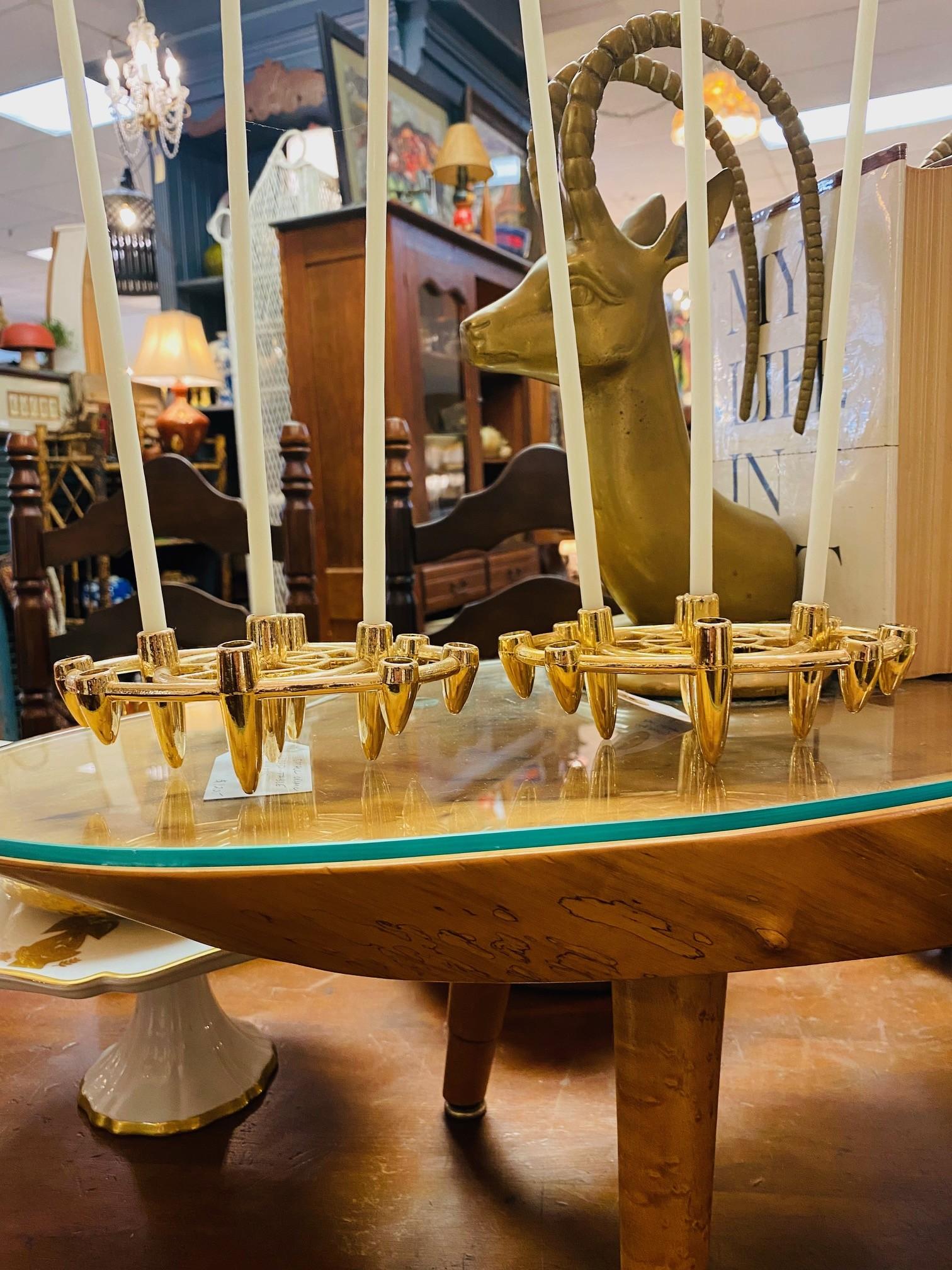 Mid-Century moderno Coppia di portacandele in ottone a cono in stile atomico del Medio Secolo in vendita