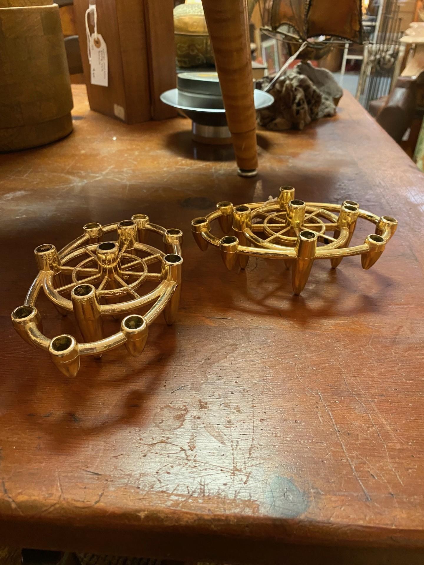 Coppia di portacandele in ottone a cono in stile atomico del Medio Secolo In condizioni buone in vendita a San Diego, CA