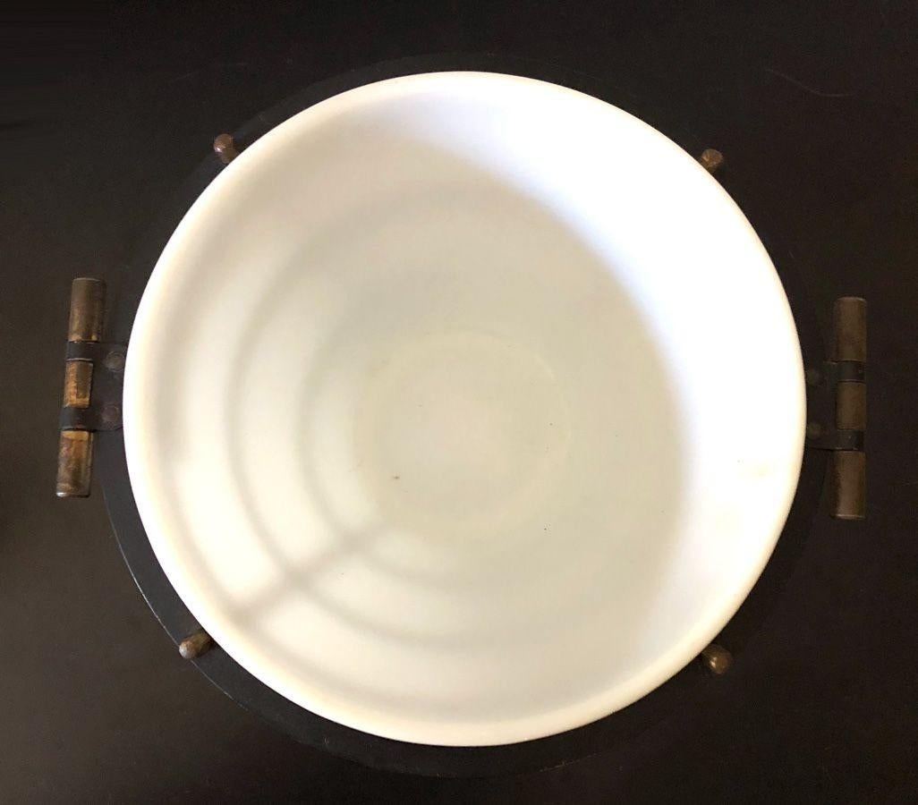 Atomic Warmer/Fondue/Eiskübel aus der Jahrhundertmitte mit rundem Messingfuß auf drei zylindrischen Stützen entlang der Außenseite des konischen weißen Glaskörpers. Die Messingstützen werden von vier schwarz emaillierten Ringen mit Holzgriffen